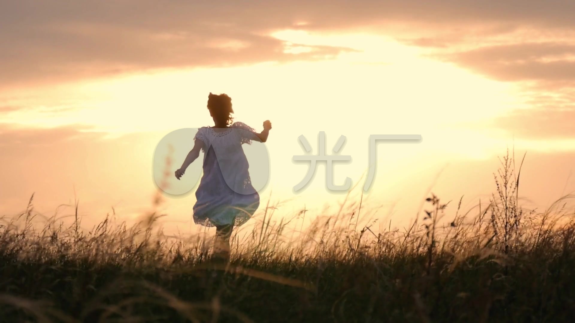 女孩在草地奔跑唯美夕阳逆光视频_1920x1080_高清视频