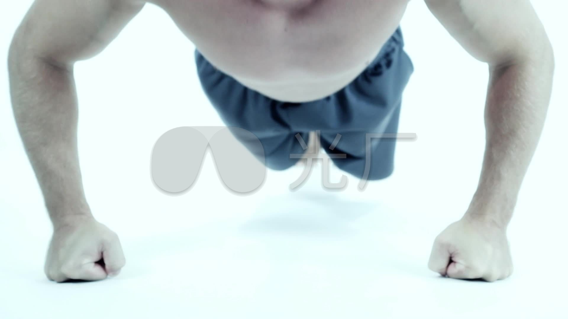 男子做俯卧撑v男子锻炼_1920X1080_系统高清视频会议视频协同图片