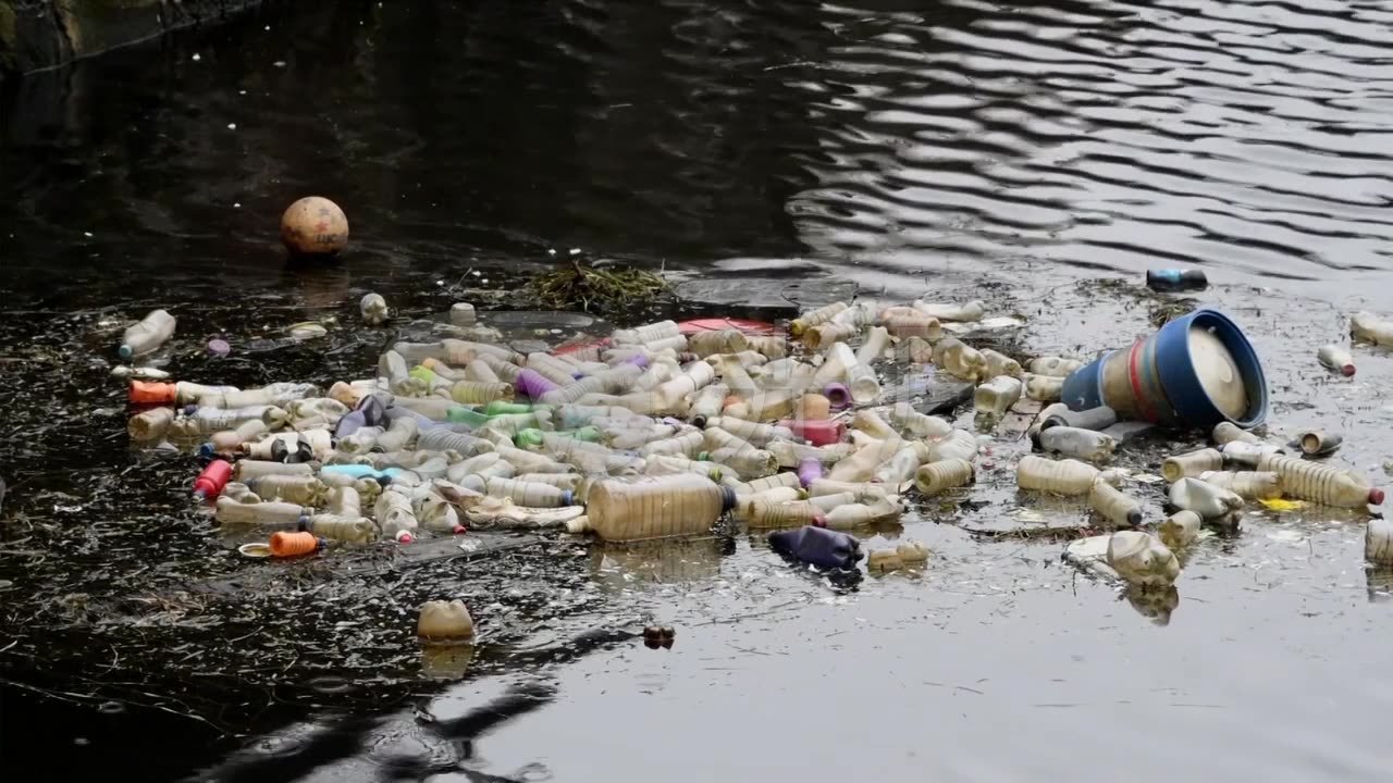 城市河流水面水上垃圾_河道河水严重污染