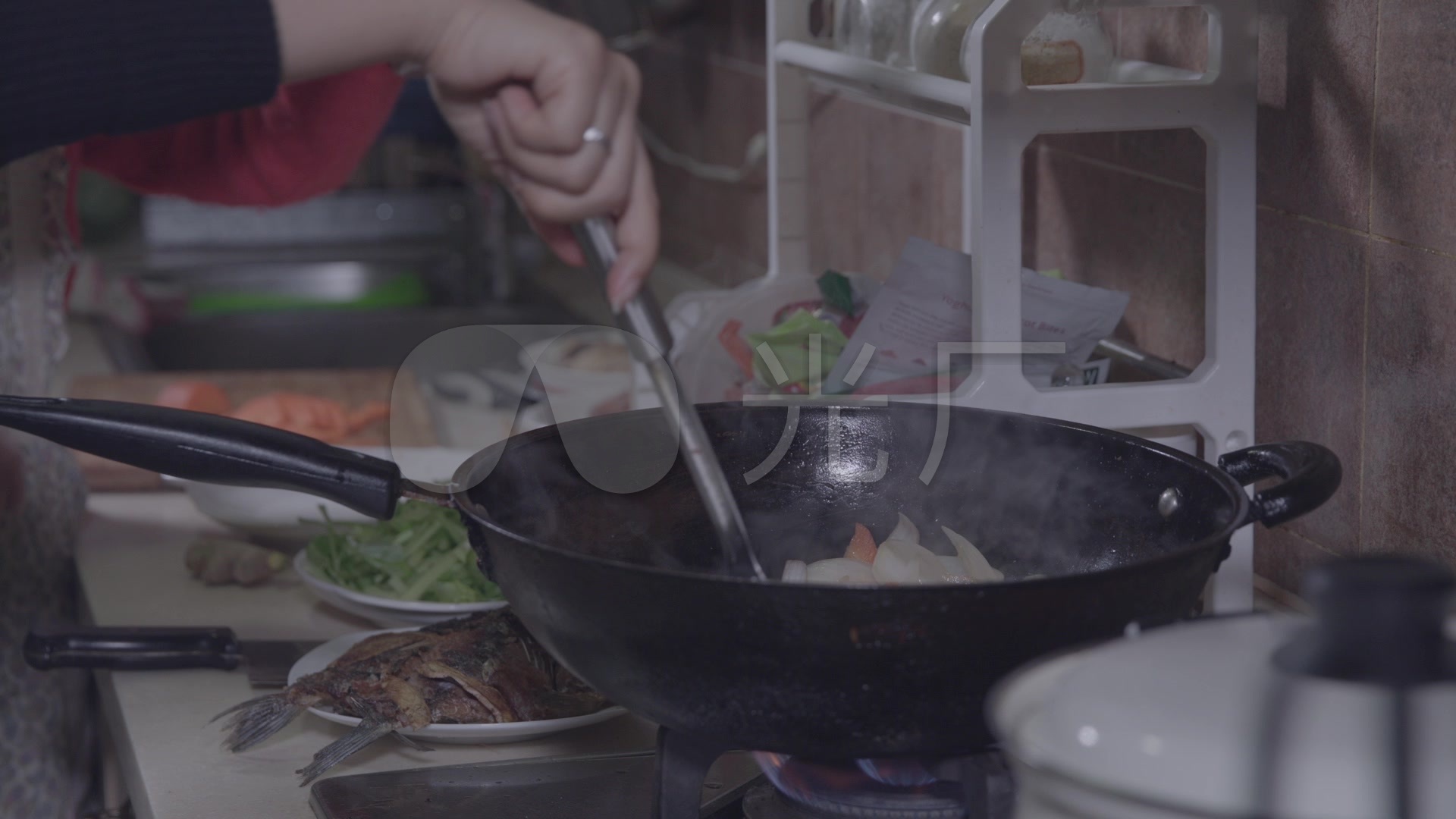 家庭生活厨房家庭主妇做饭_视频素材包下载(编号:)