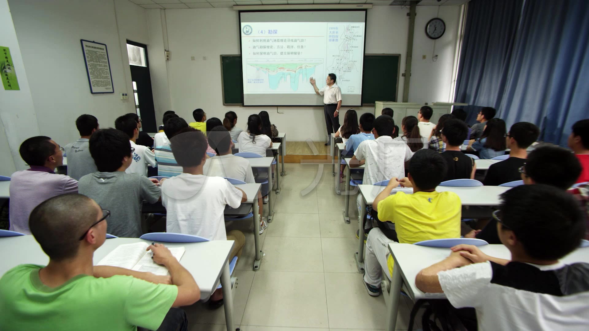 大学生上课课堂