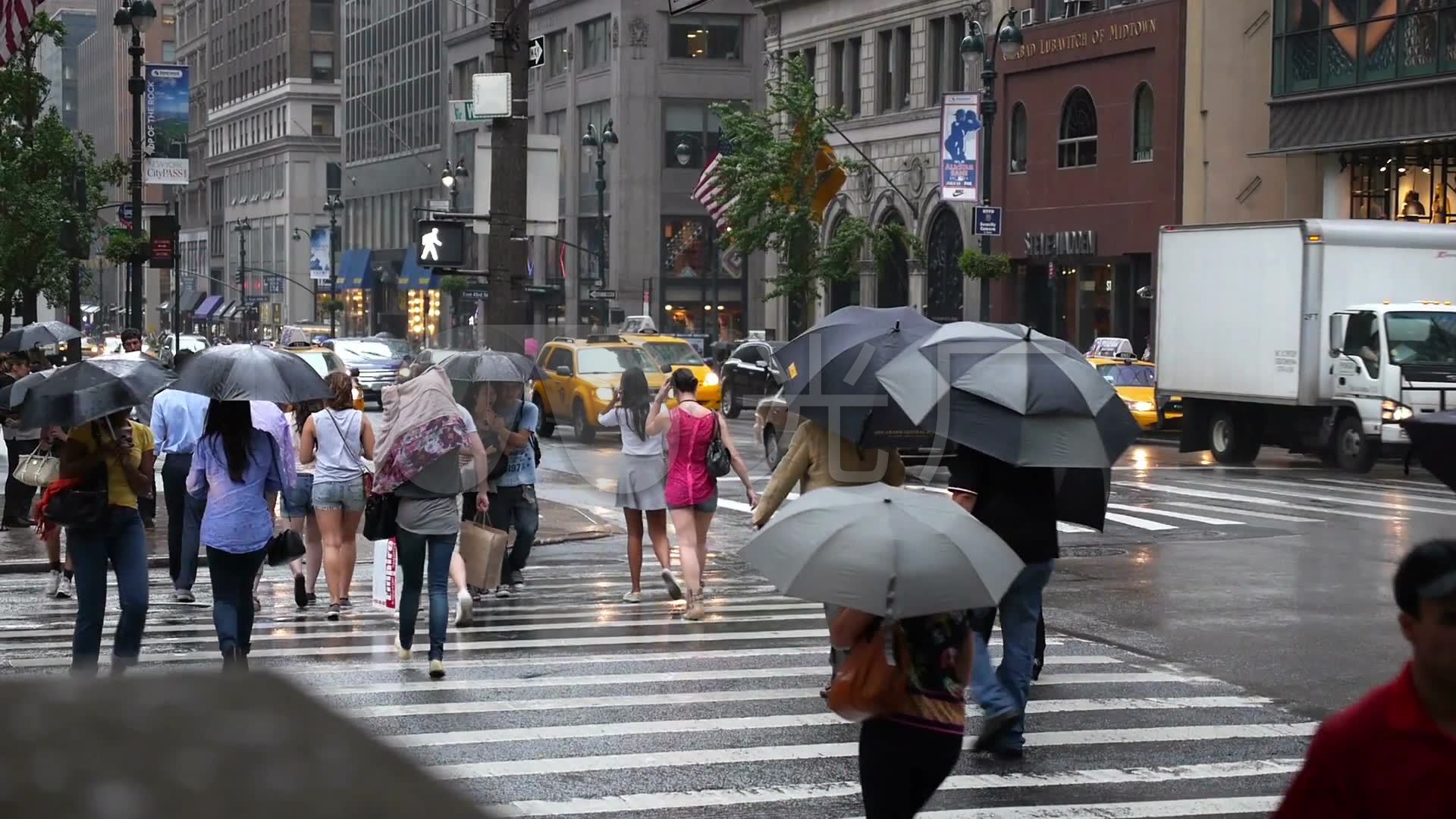 雨中城市下雨雨水行人打伞_1920x1080_高清视频素材