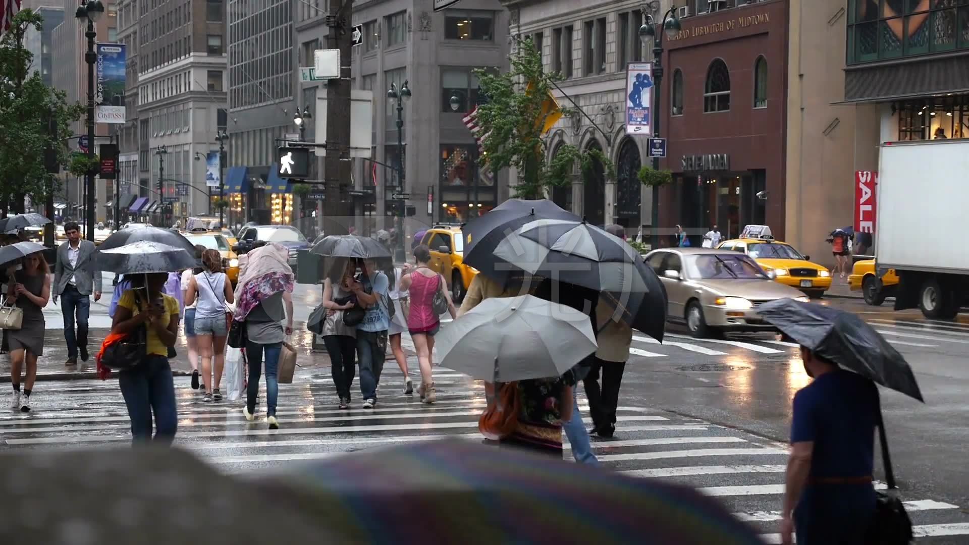 雨中城市下雨雨水行人打伞_1920x1080_高清视频素材