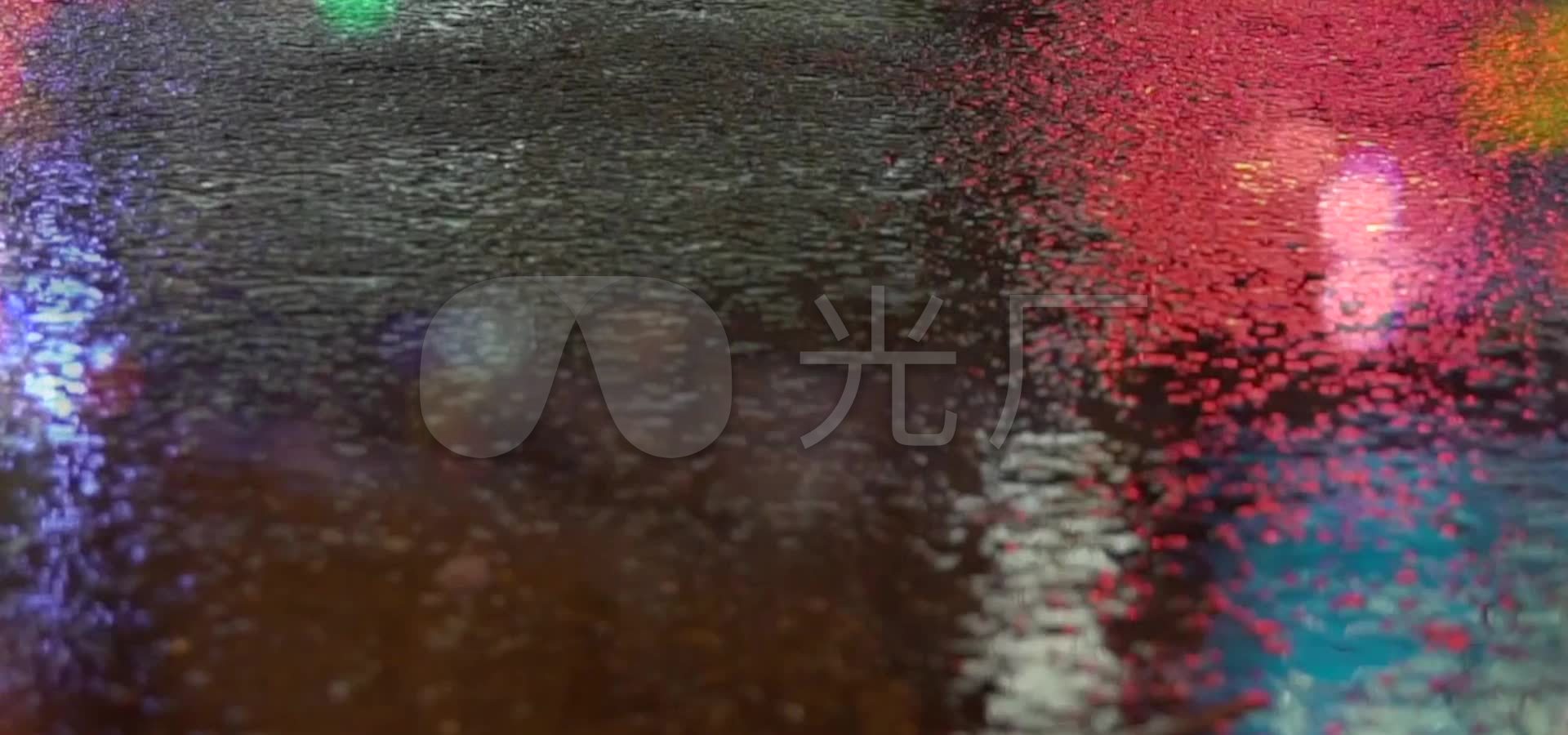 下雨的夜晚城市雨景_1920x900_高清视频素材下载(编号