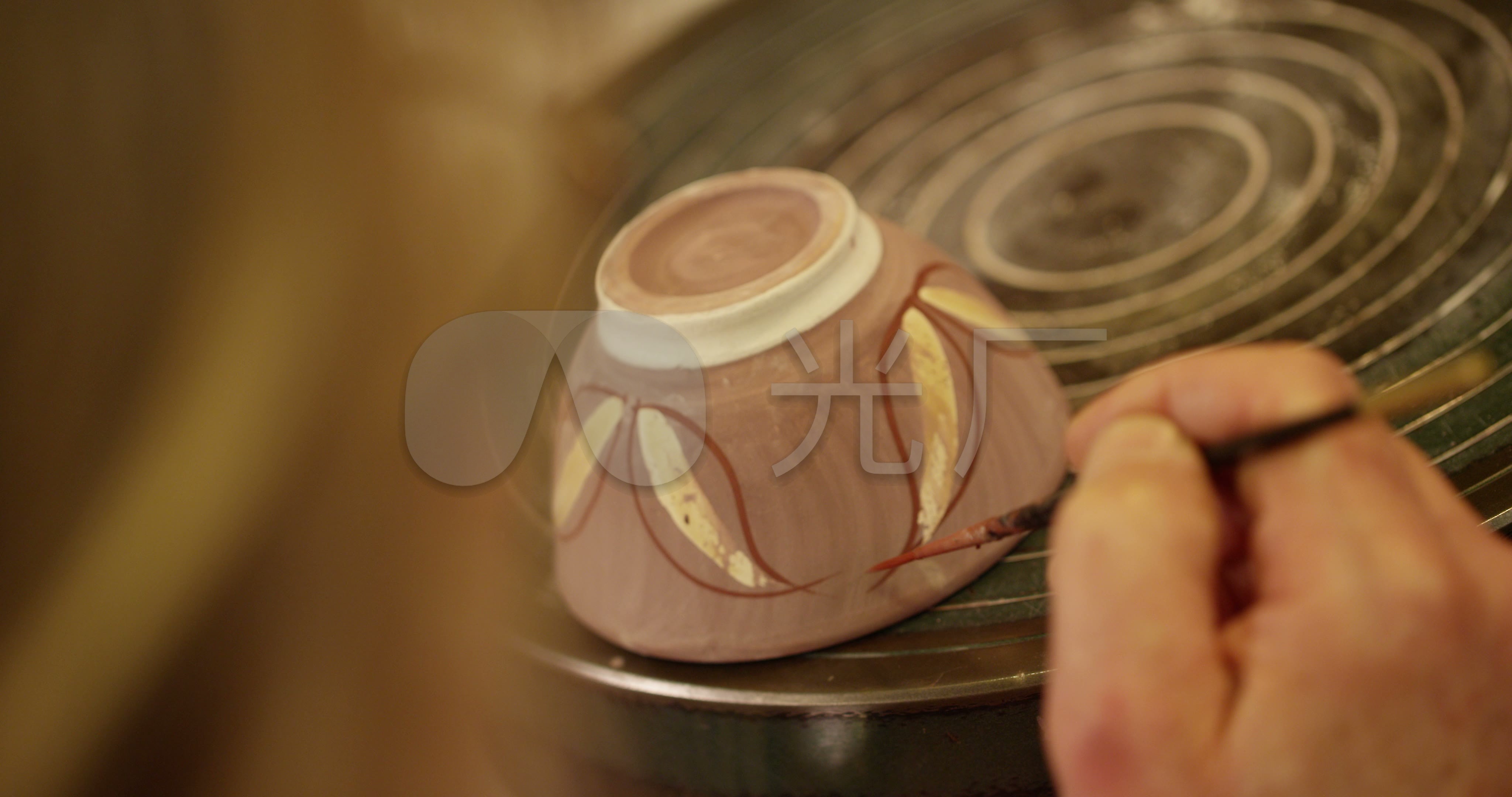 上釉制作陶瓷器皿陶艺_4096x2160_高清视频素材下载