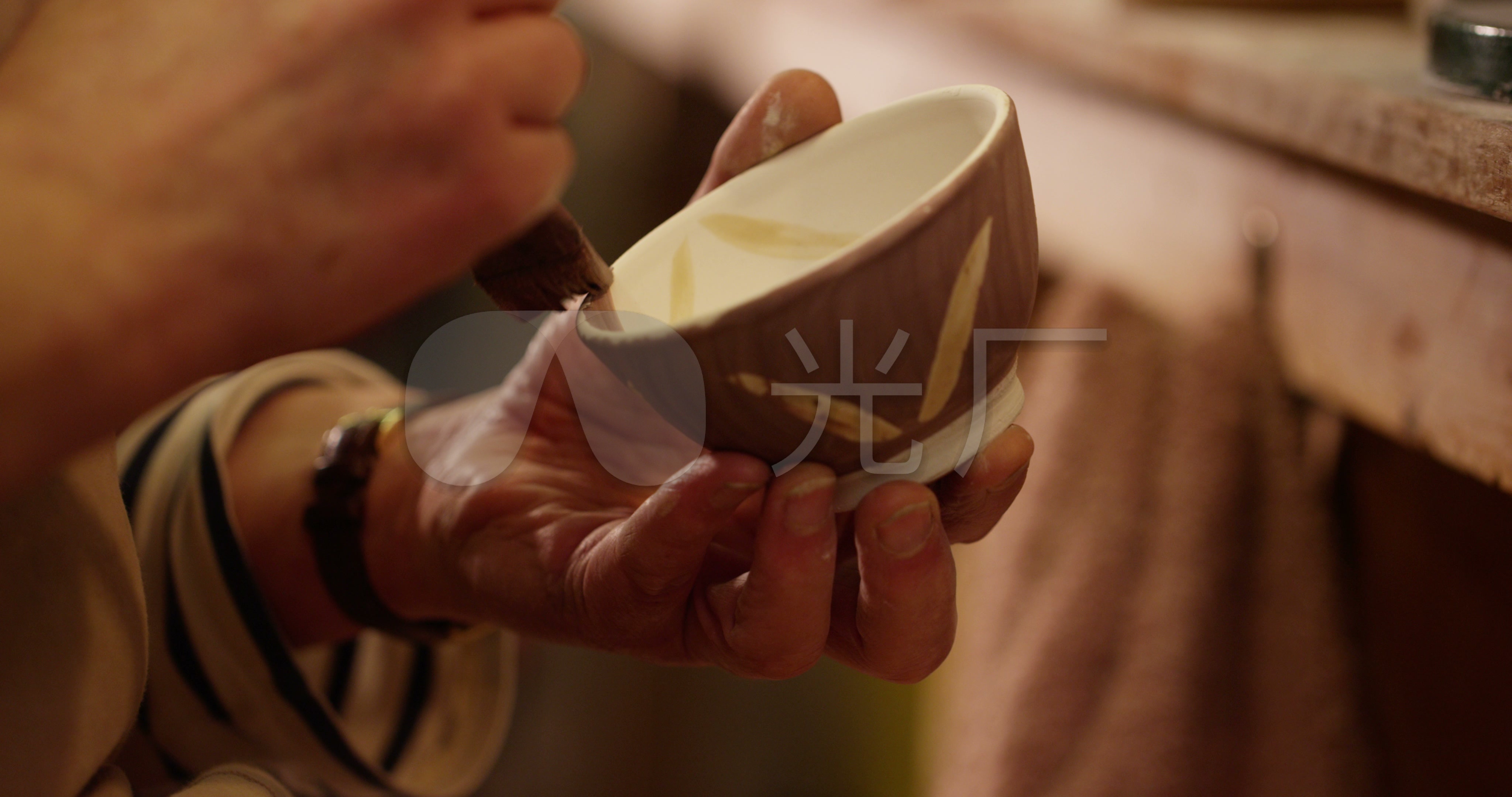 上釉制作陶瓷器皿陶艺_4096x2160_高清视频素材下载
