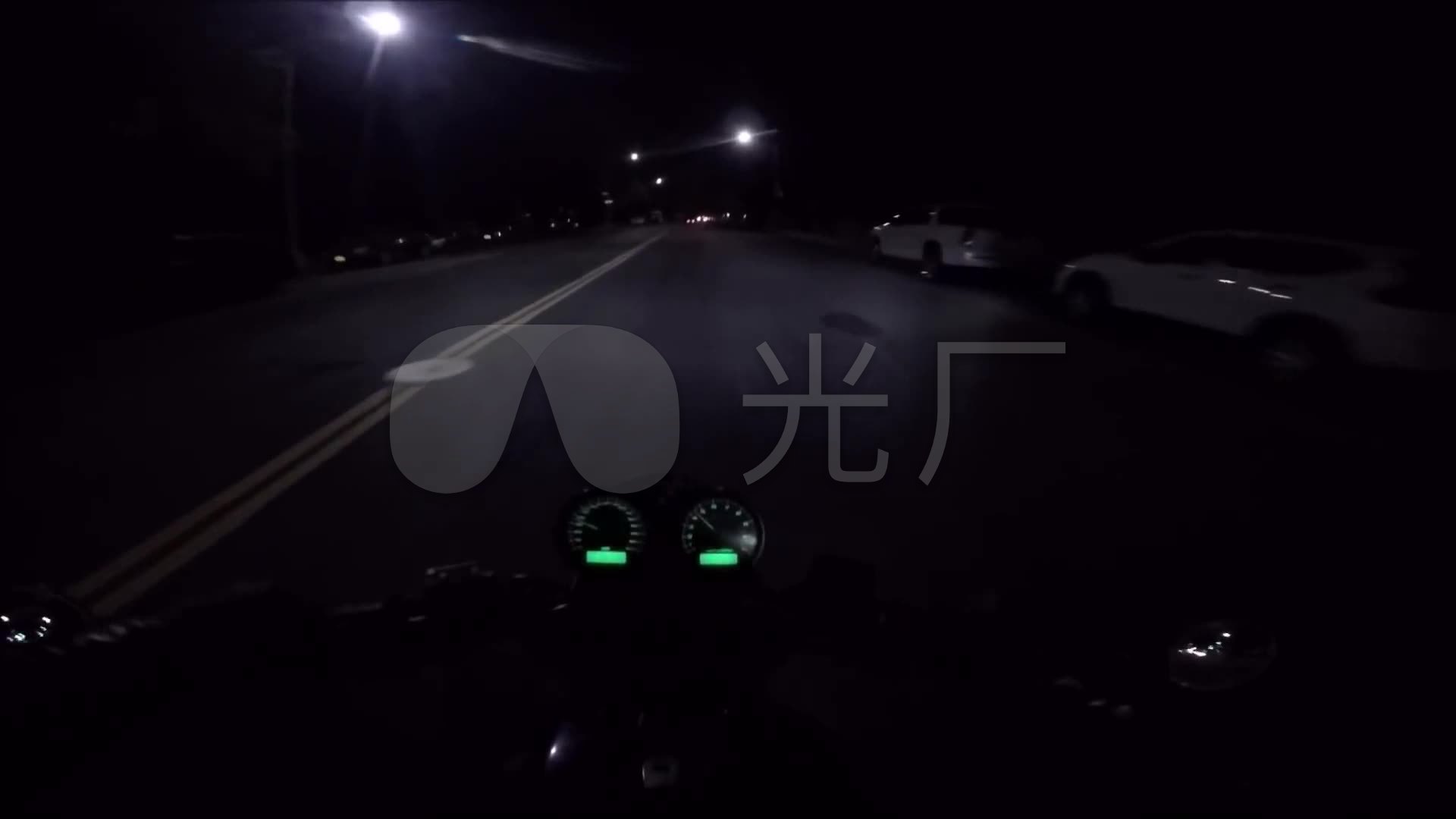 夜晚骑摩托车行驶在公路上第一视角