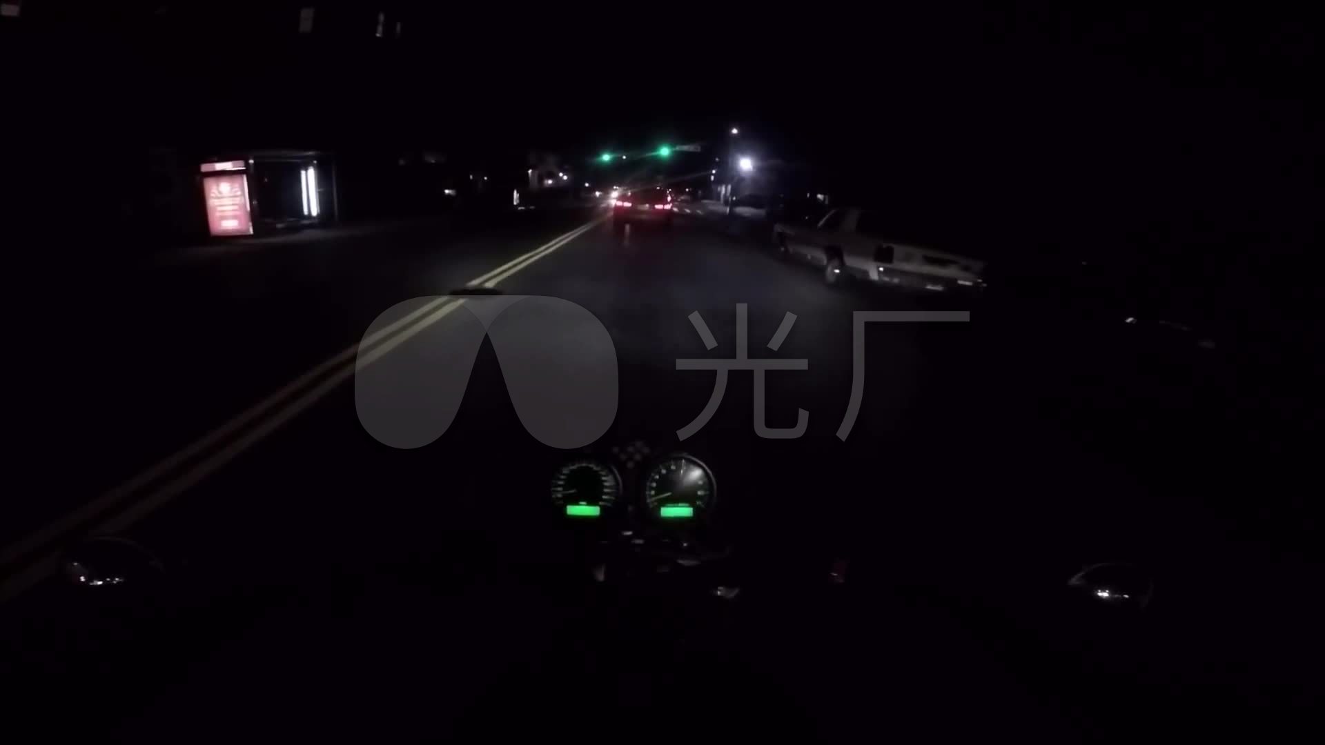 夜晚骑摩托车行驶在公路上第一视角