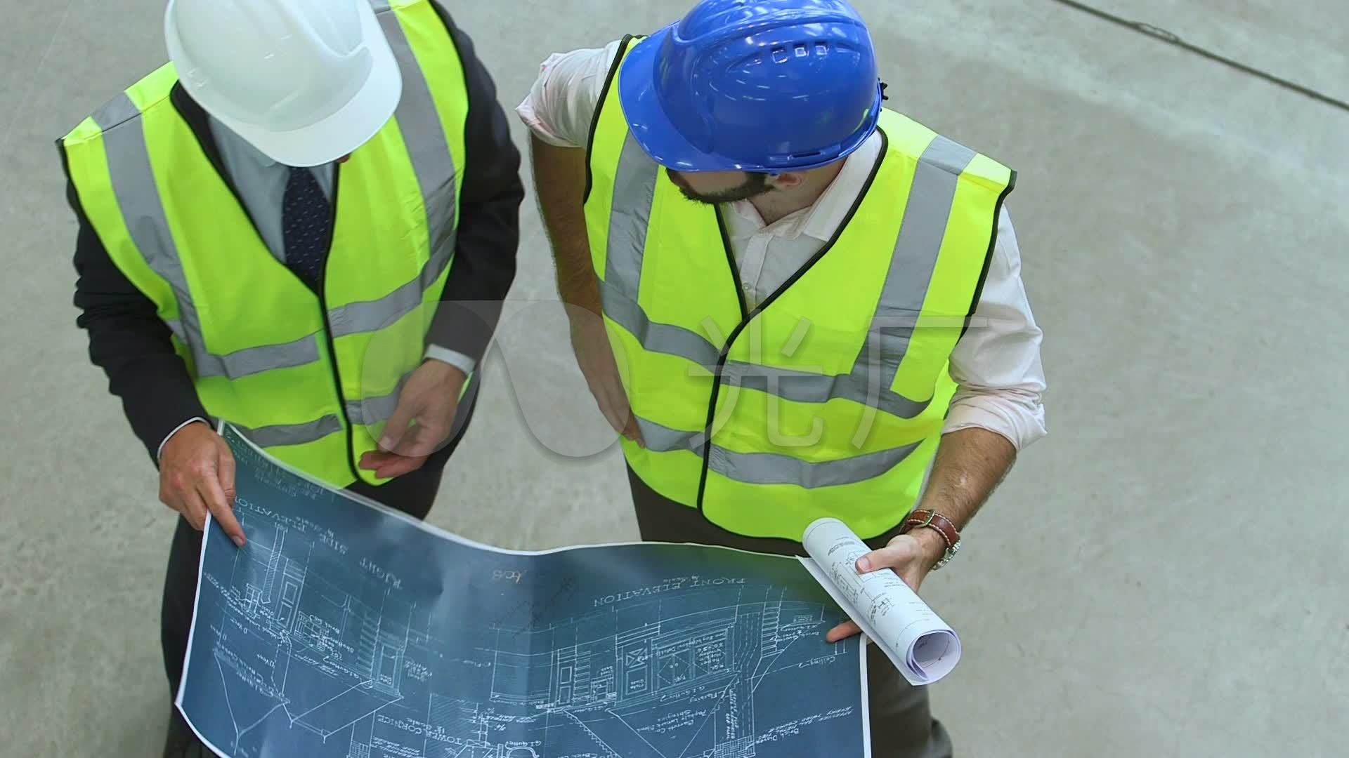 建筑师和工人看建筑图纸