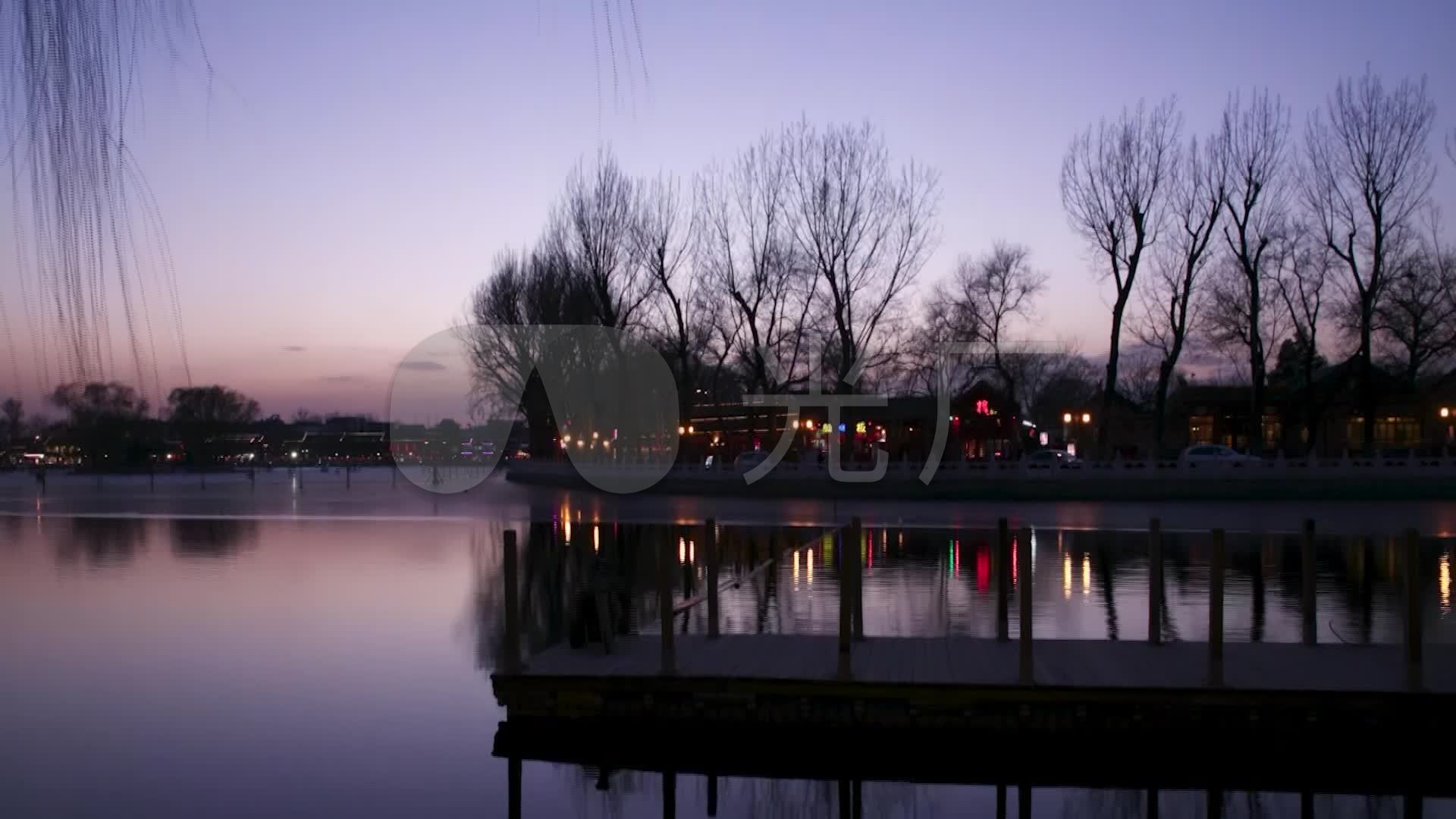 北京什刹海的白天与黑夜面貌