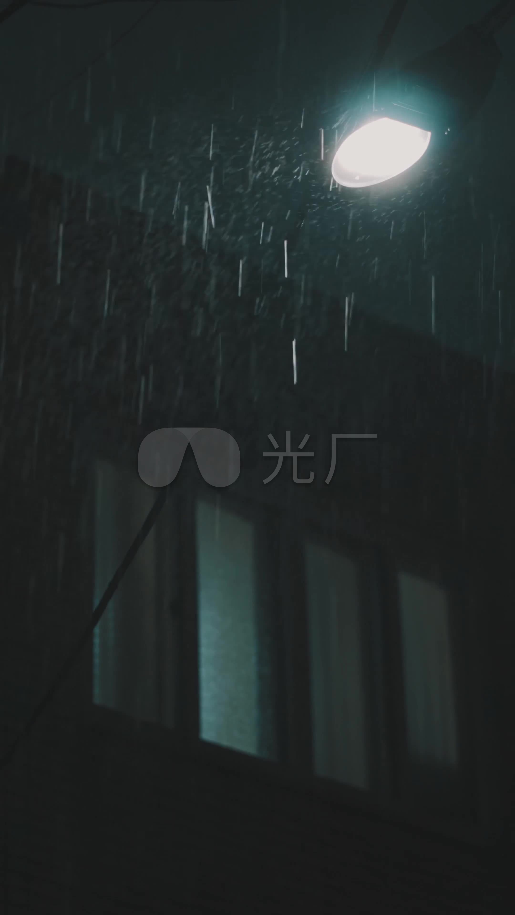 4k竖屏夜晚雨下雨雨夜雨水下雨镜头_2160x3840_高清
