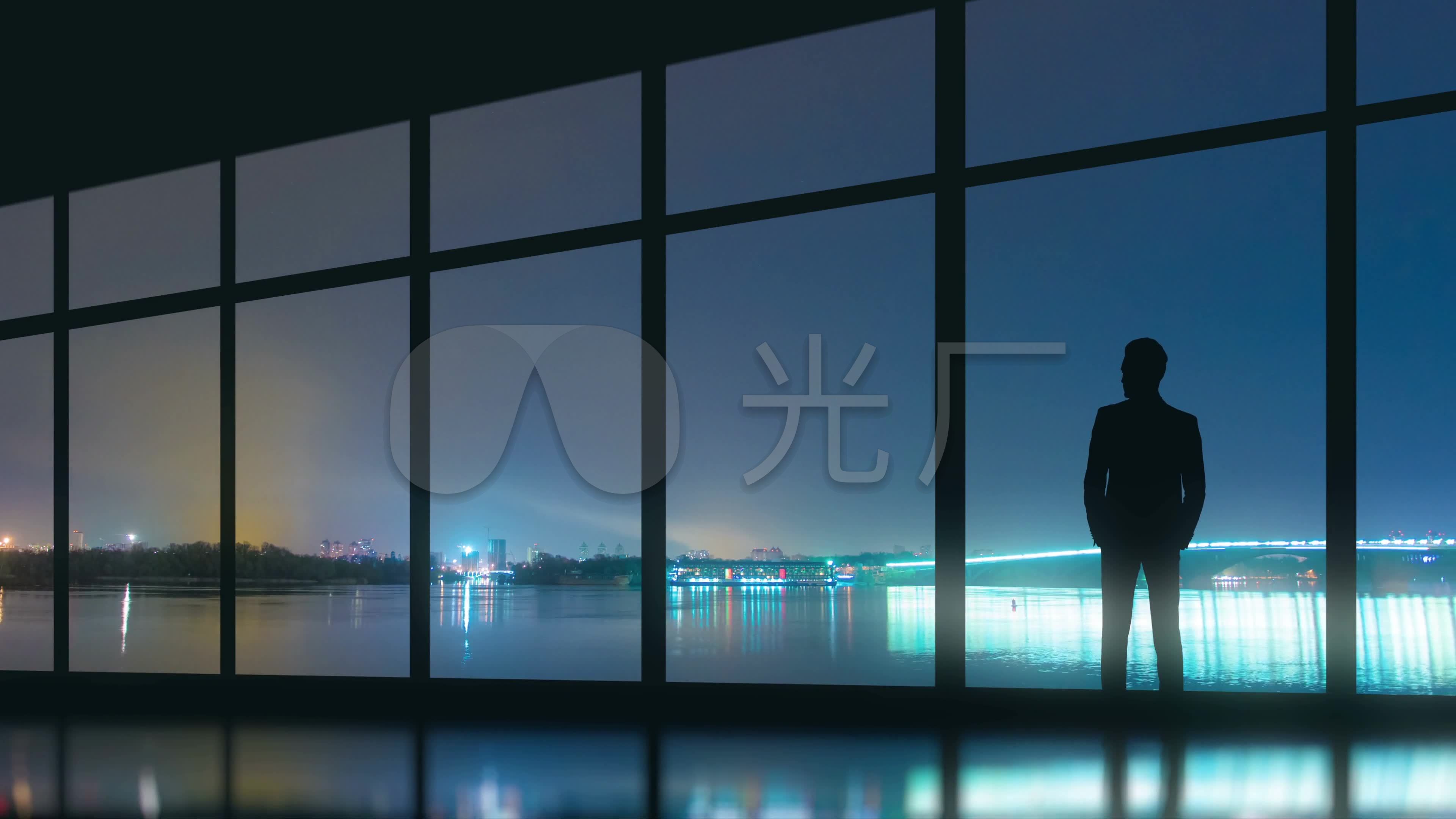 成功人士看窗外雄心壮志_3840x2160_高清视频素材下载