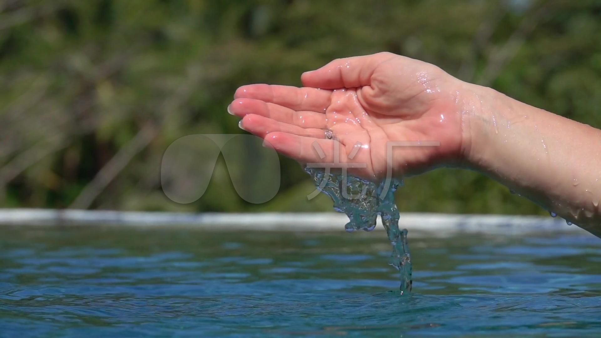 手捧水手抚水手拍水水花高速摄影_1920x1080_高清视频