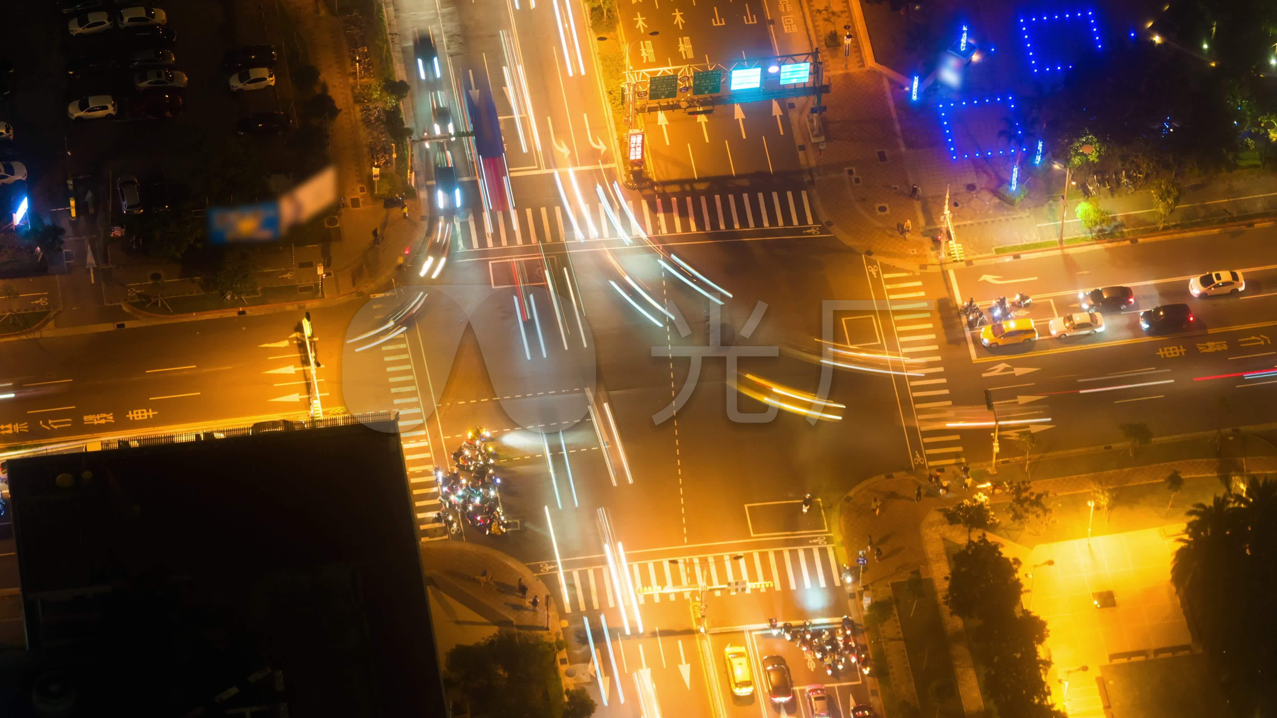 夜晚城市十字路口的交通