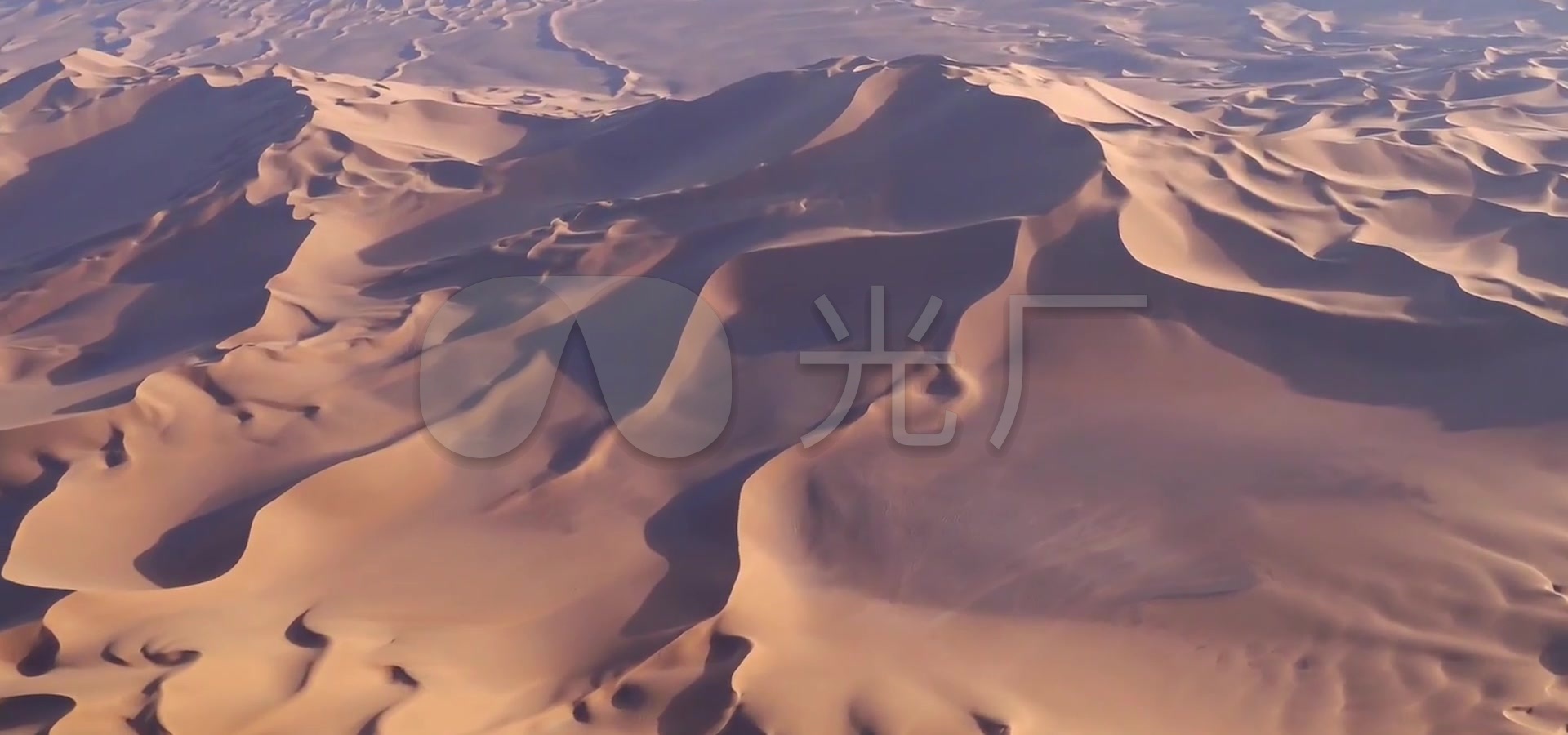 库木塔格的沙山之巅沙漠航拍_1920x900_高清视频素材