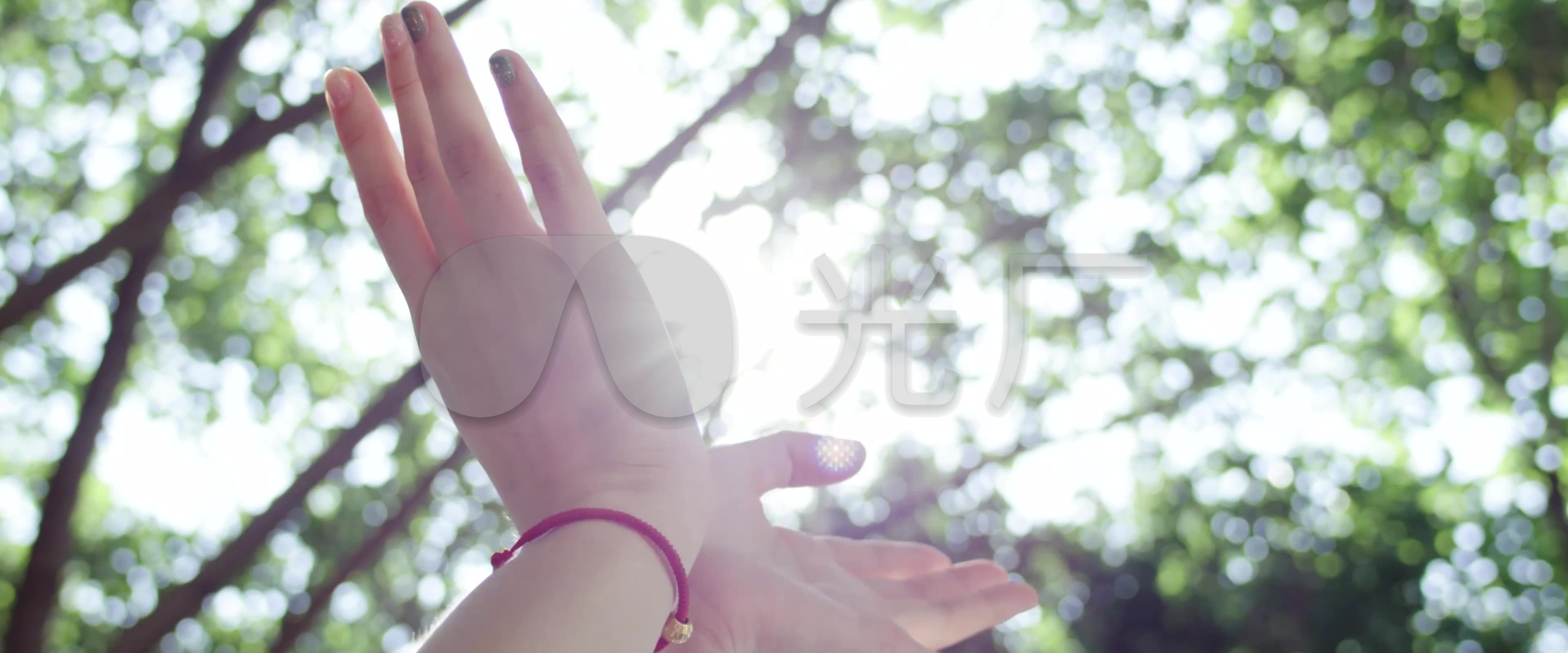 唯美手抓阳光逆光手特写_3840x1600_高清视频素材下载