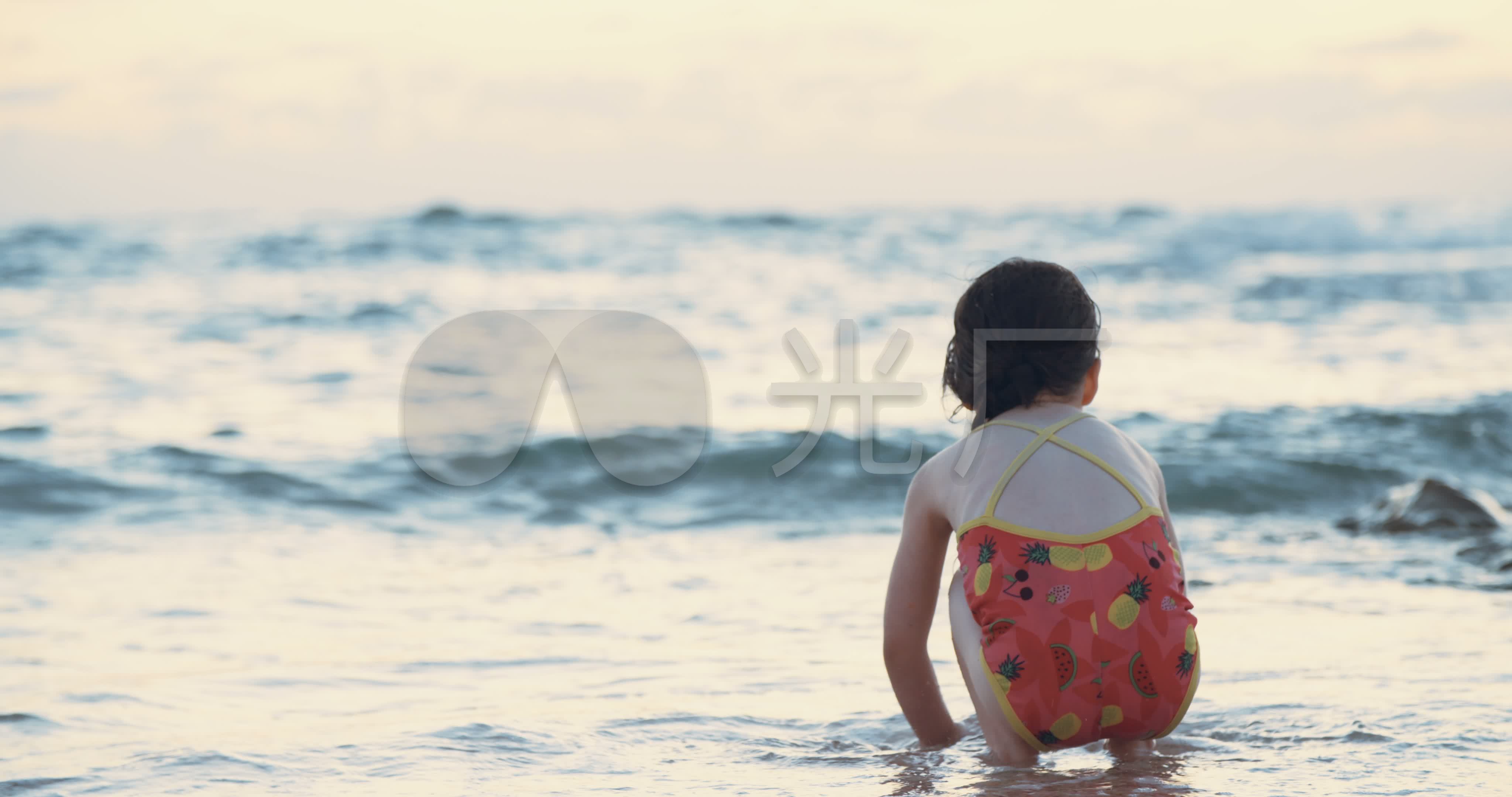 小女孩海滩玩耍沙滩休闲海边_4096x2160_高清视频素材下载(编号