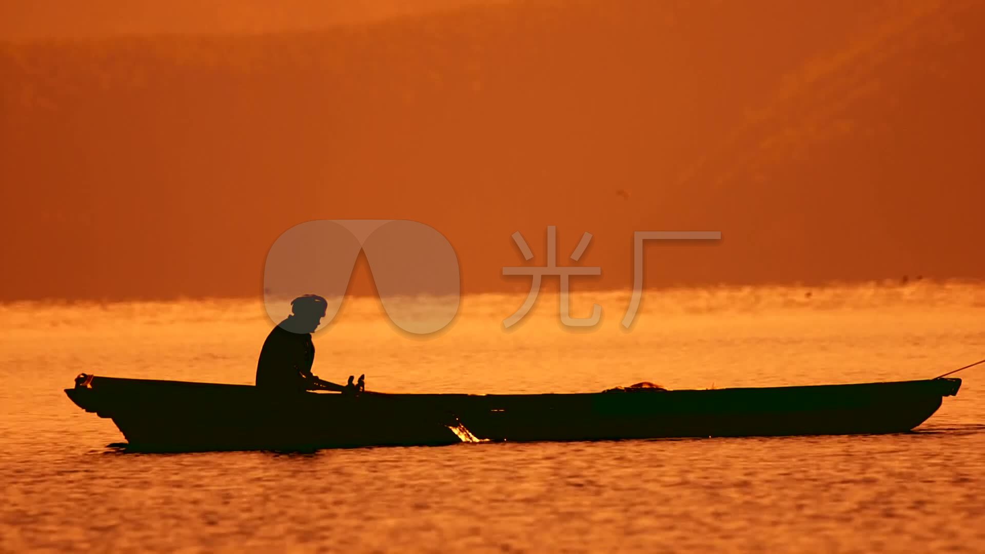 黄昏夕阳水面小船划船海鸥海面