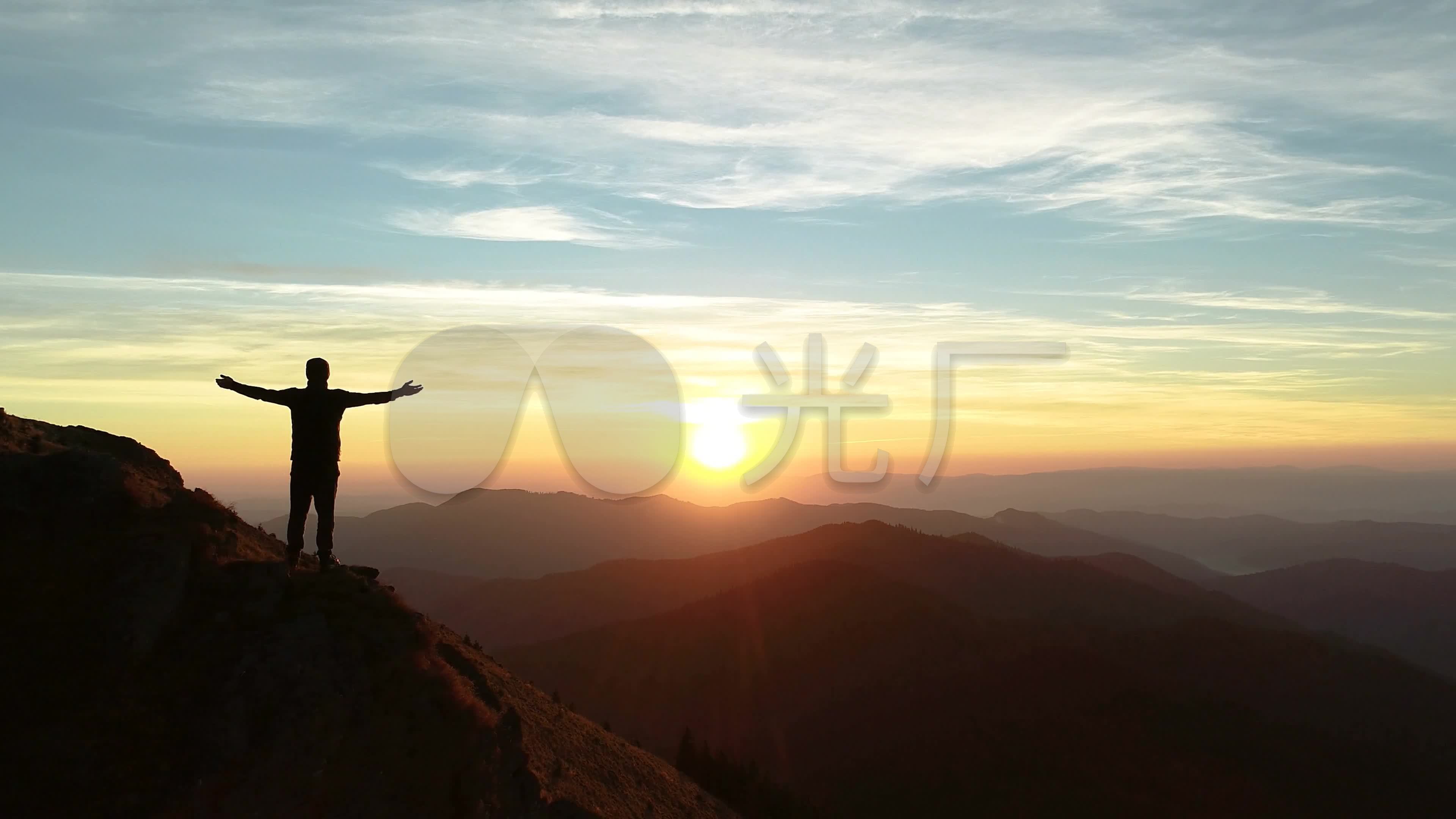 远望举起双手站在巅峰张开双臂_3840x2160_高清视频