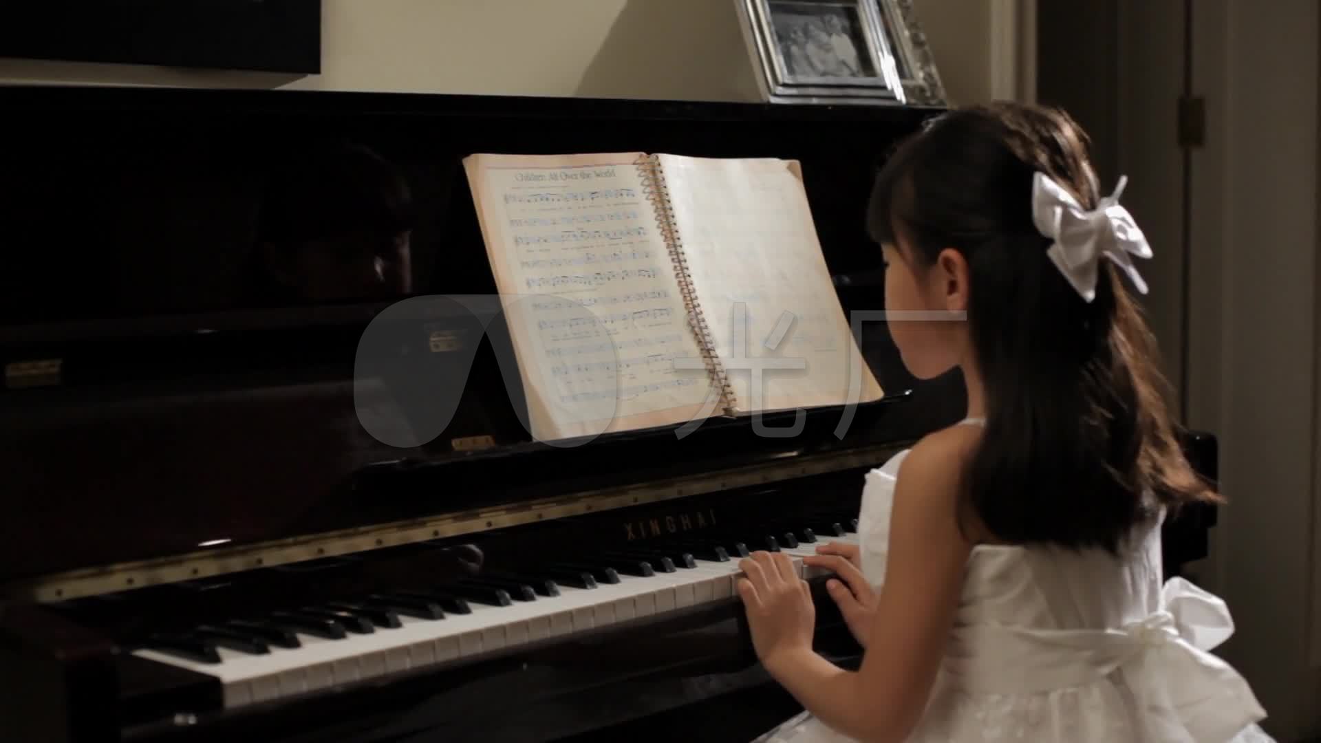 小女孩弹钢琴电子琴演奏钢琴_1920x1080_高清视频素材