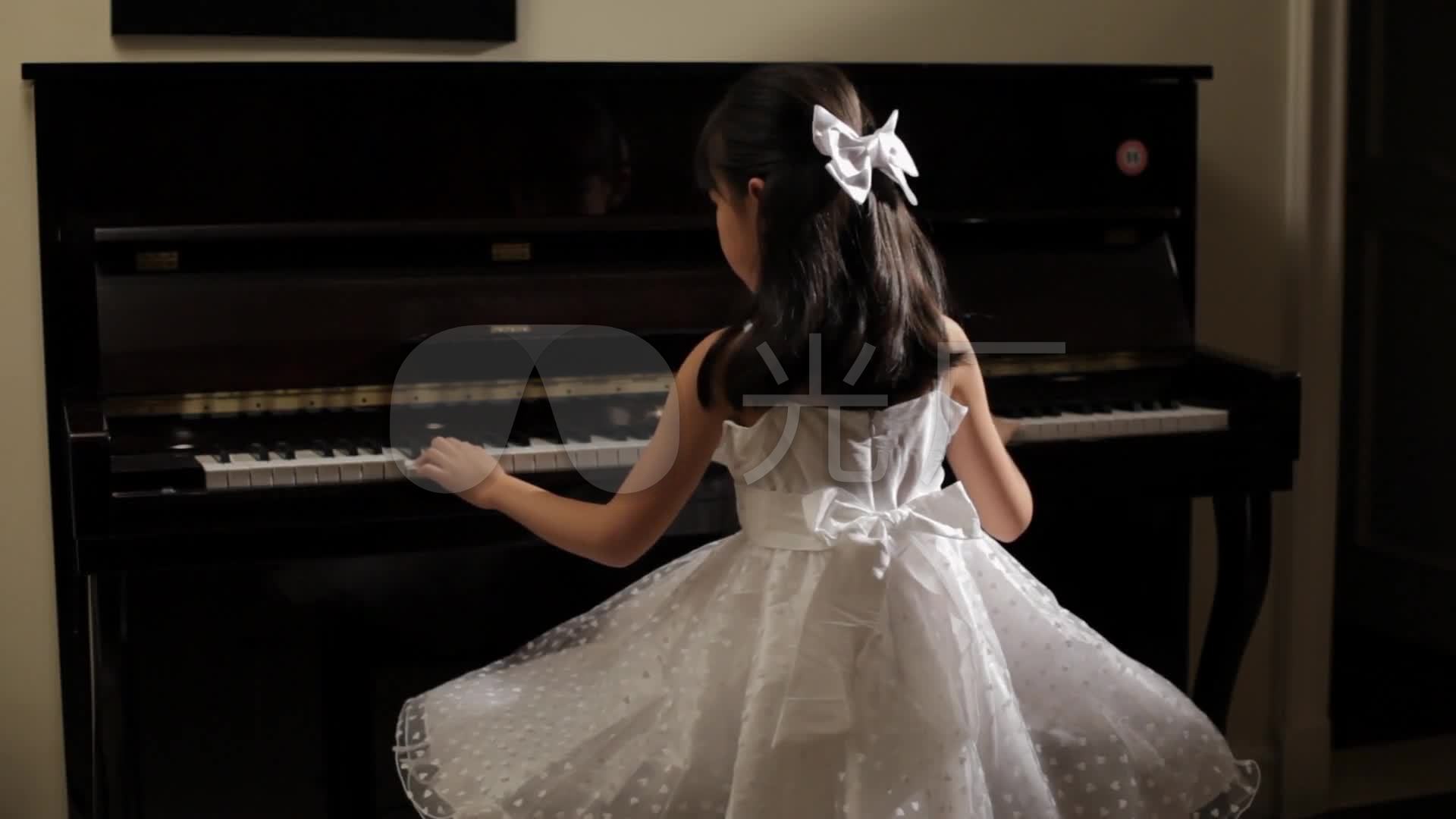 小女孩弹钢琴电子琴演奏钢琴_1920x1080_高清视频素材