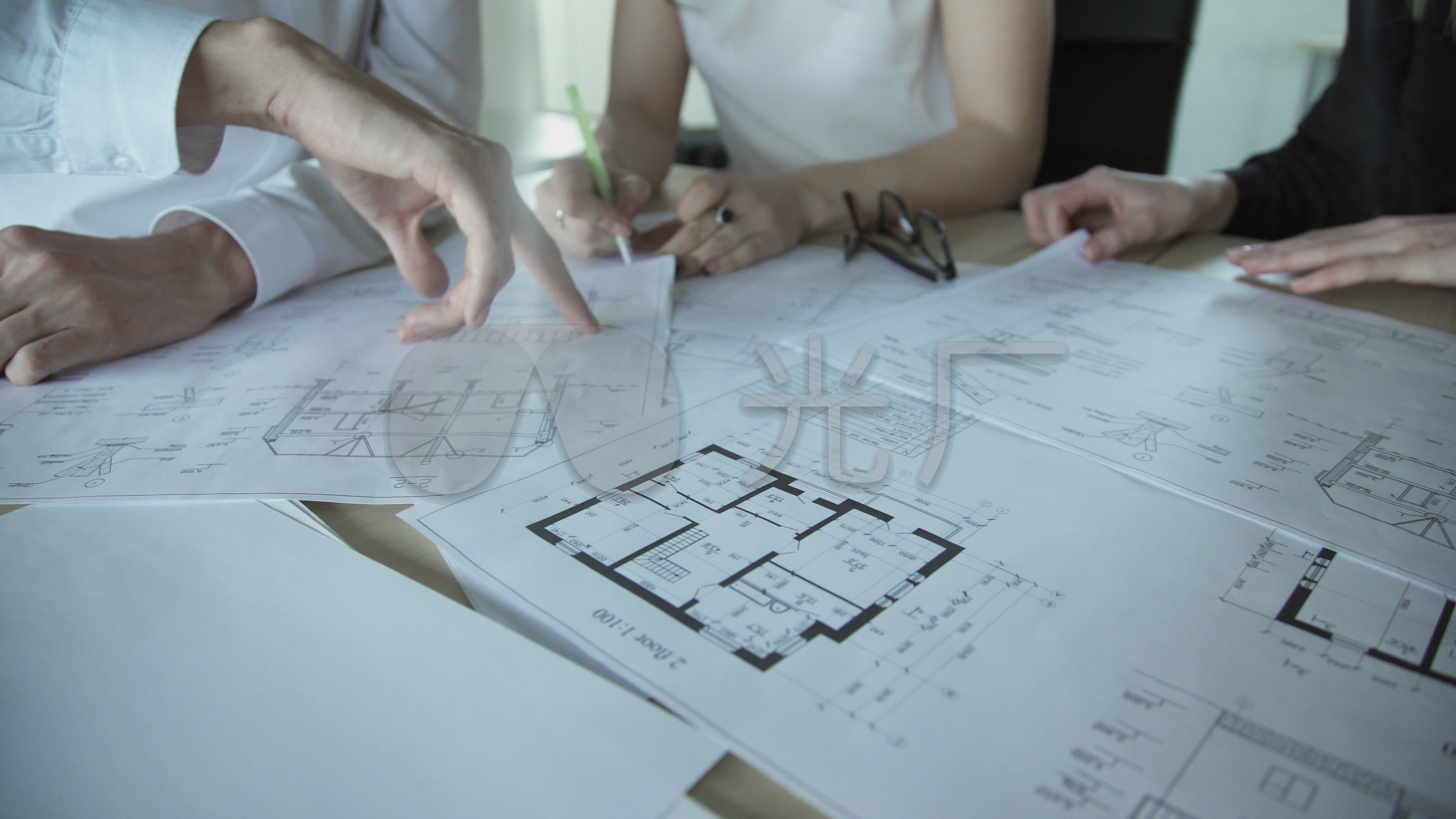 建筑设计师 开会讨论 房屋设计图纸