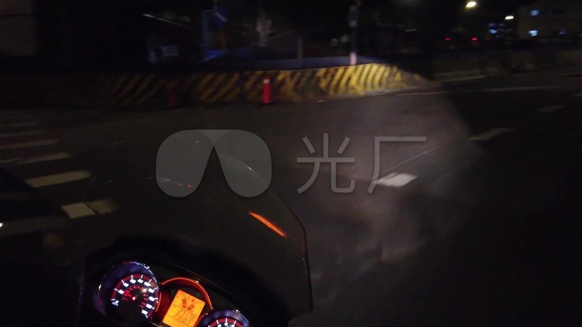 夜晚骑摩托车第一视角