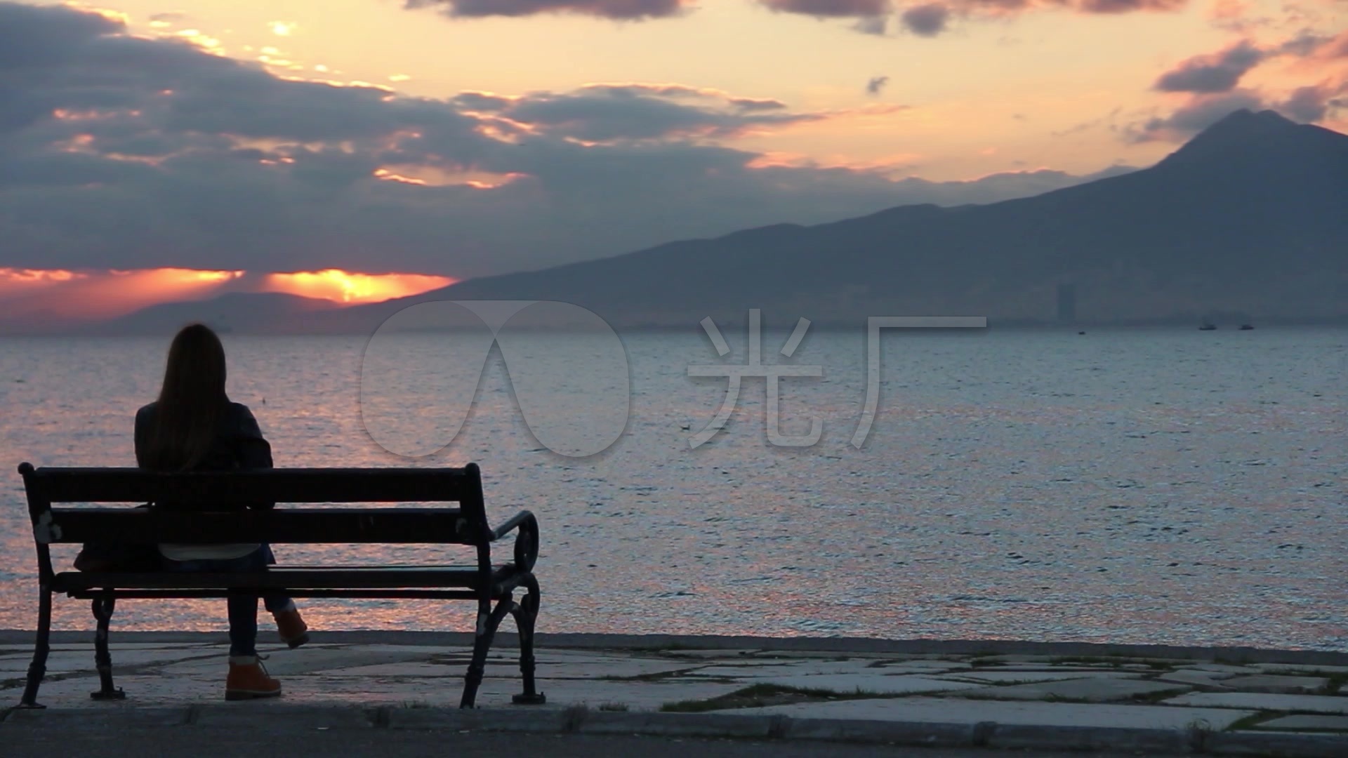 海边孤独的女人,坐在海边长椅上_1920x1080_高清视频