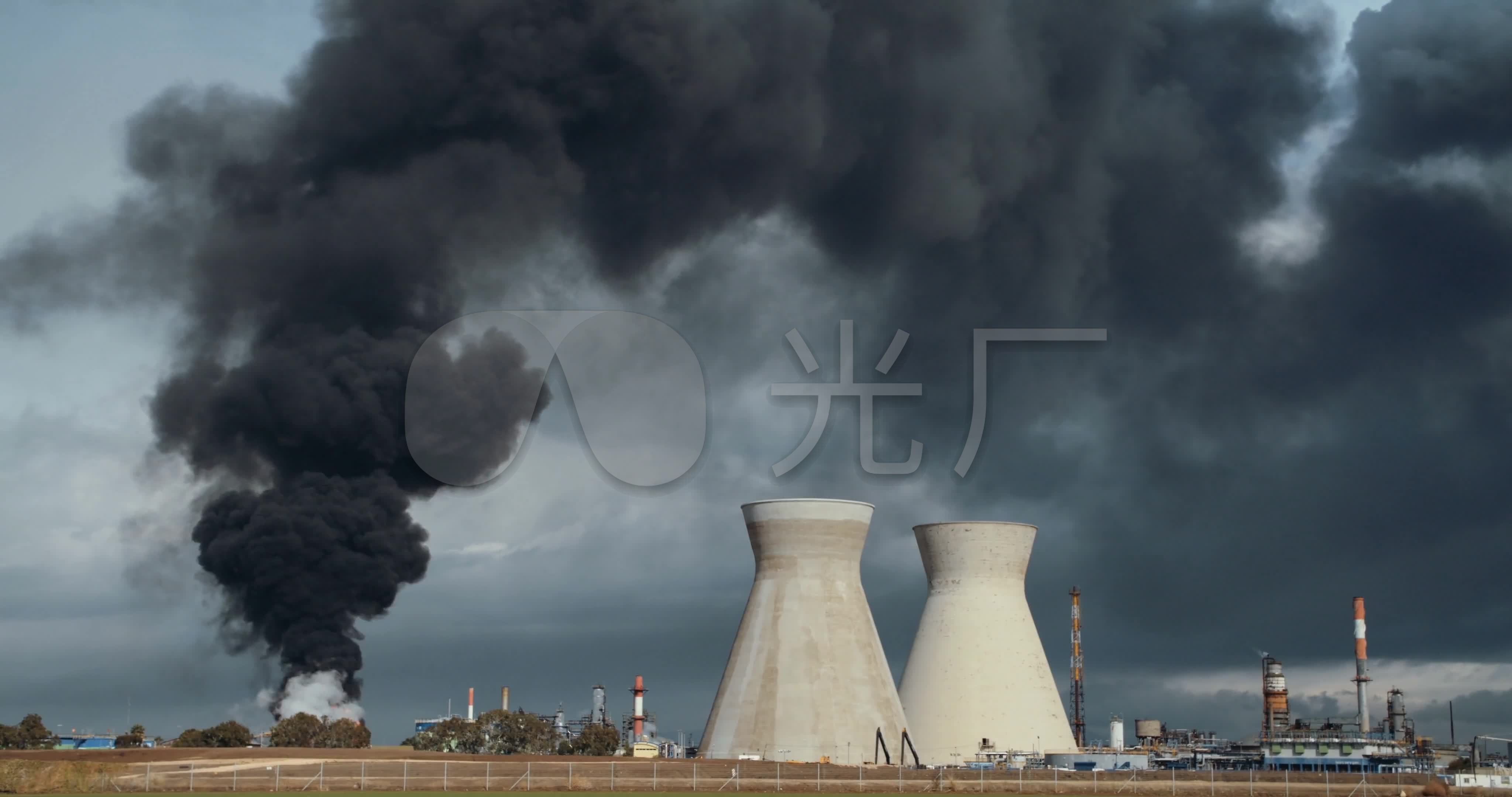 炼油厂爆炸事故滚滚浓烟_3840x2160_高清视频素材下载