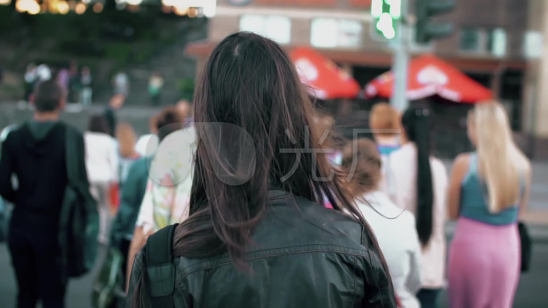 行走漫步背影逛街