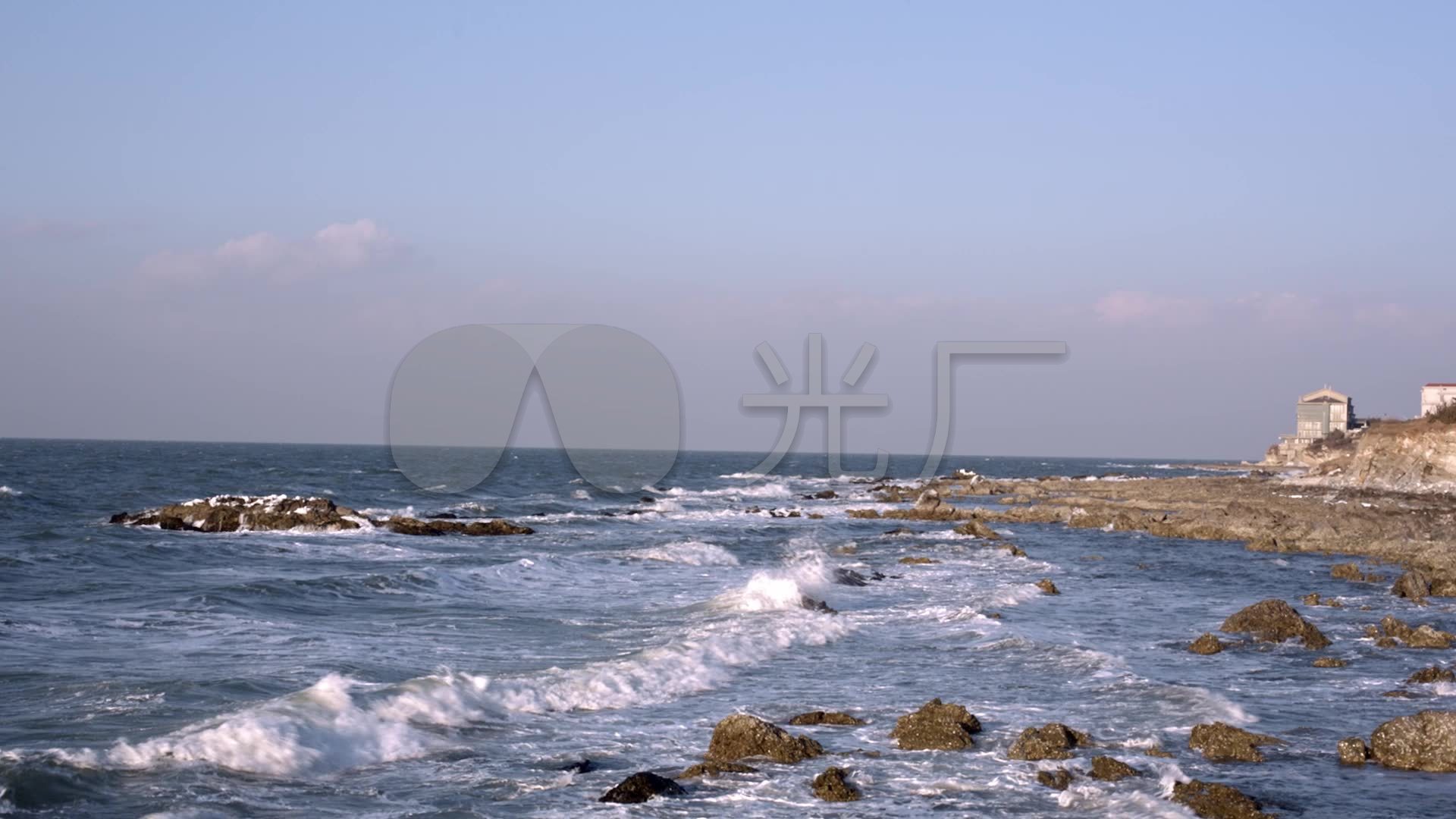 烟台养马岛海边的海浪与天空