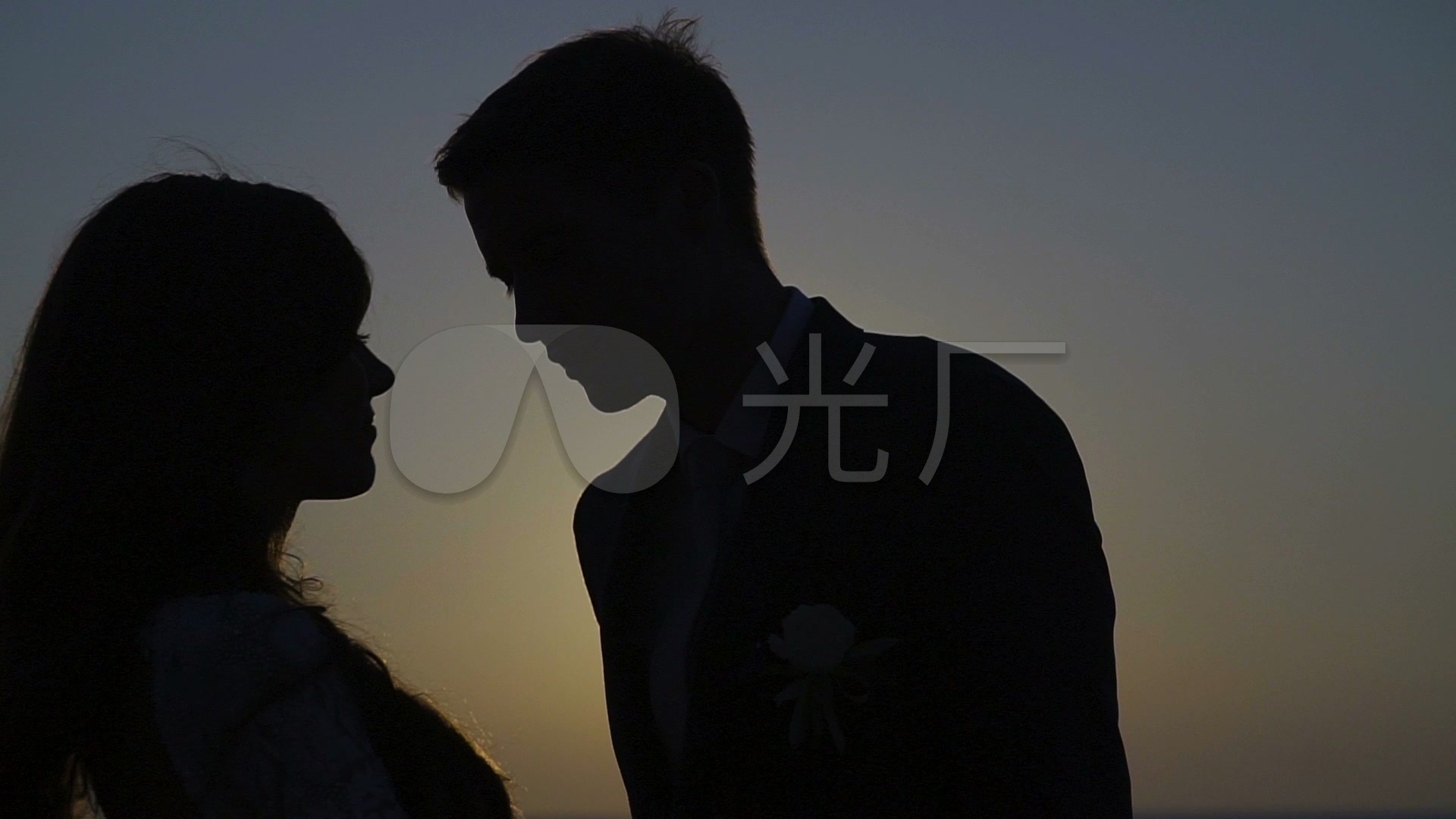 情侣海边亲密,接吻,剪影_1920x1080_高清视频素材下载(编号:3287282)