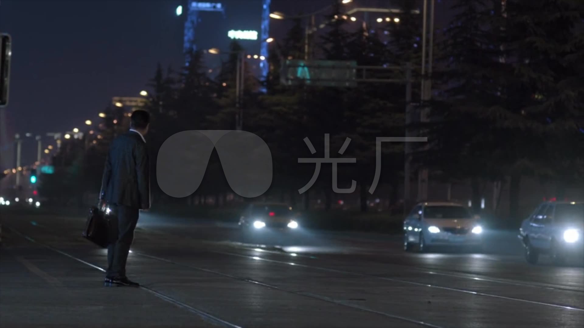 视频素材 实拍视频 景观人文 晚上一个男子挥手打车背影视频 来自视频