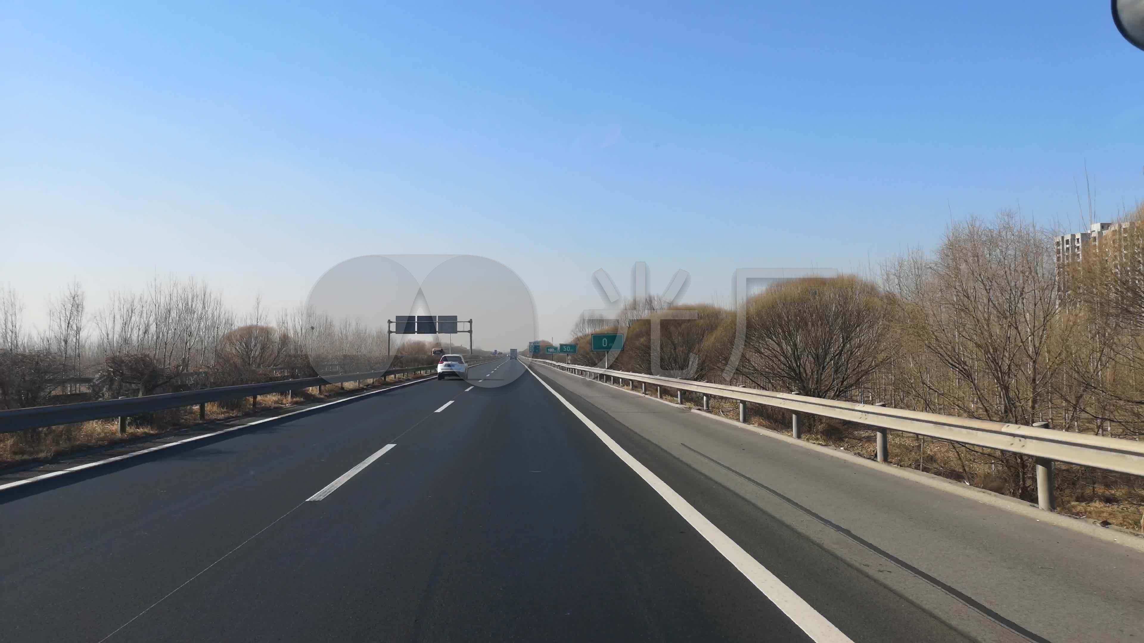 实拍汽车在狭窄的高速公路上高速行驶