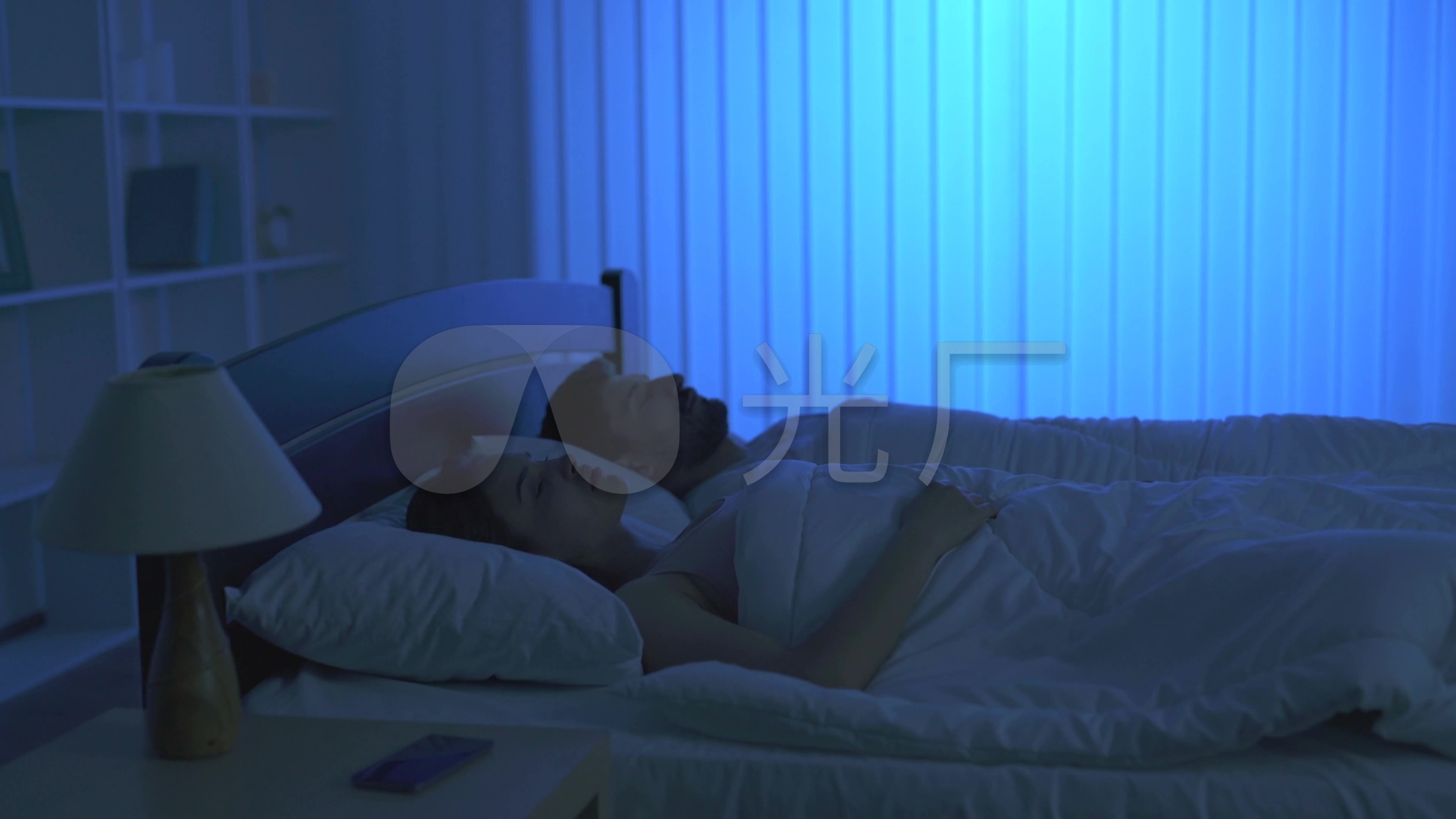 睡眠女子睡觉夫妻睡觉台灯_3840x2160_高清视频素材