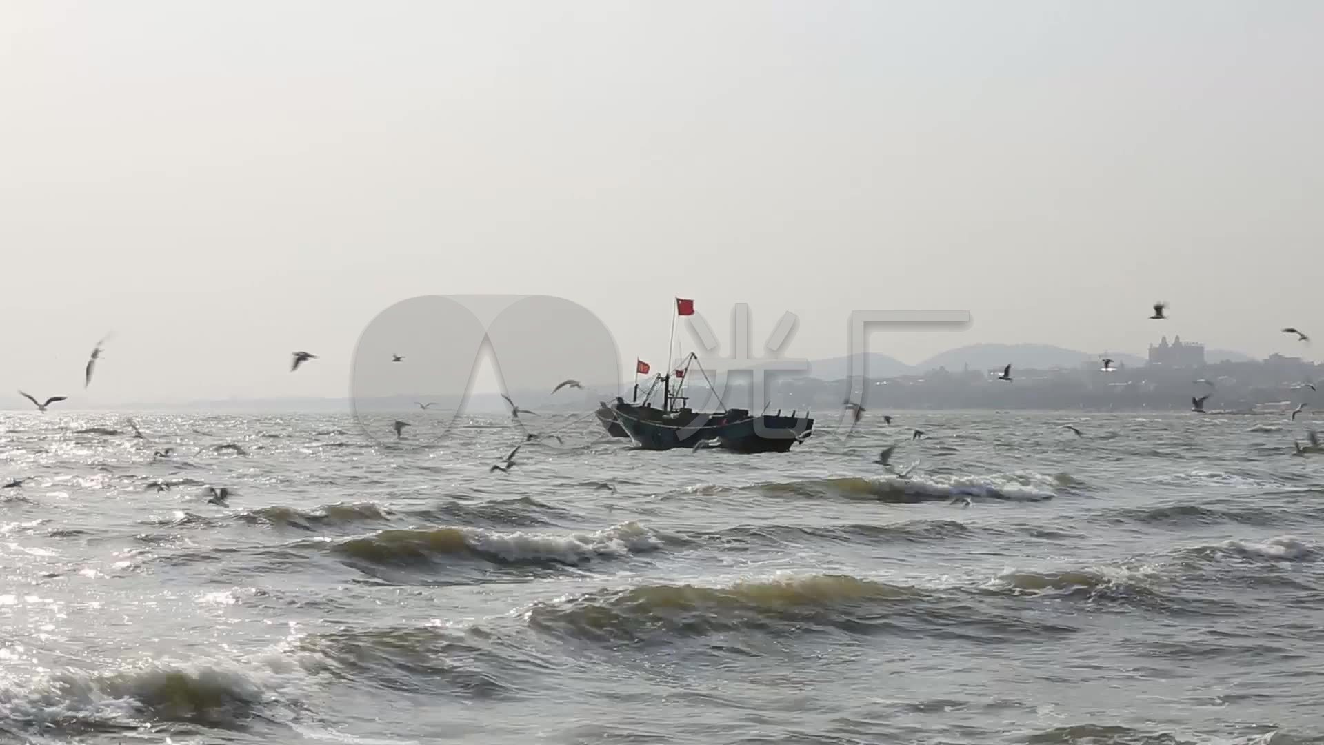 渔船海边小船风浪风中小船海
