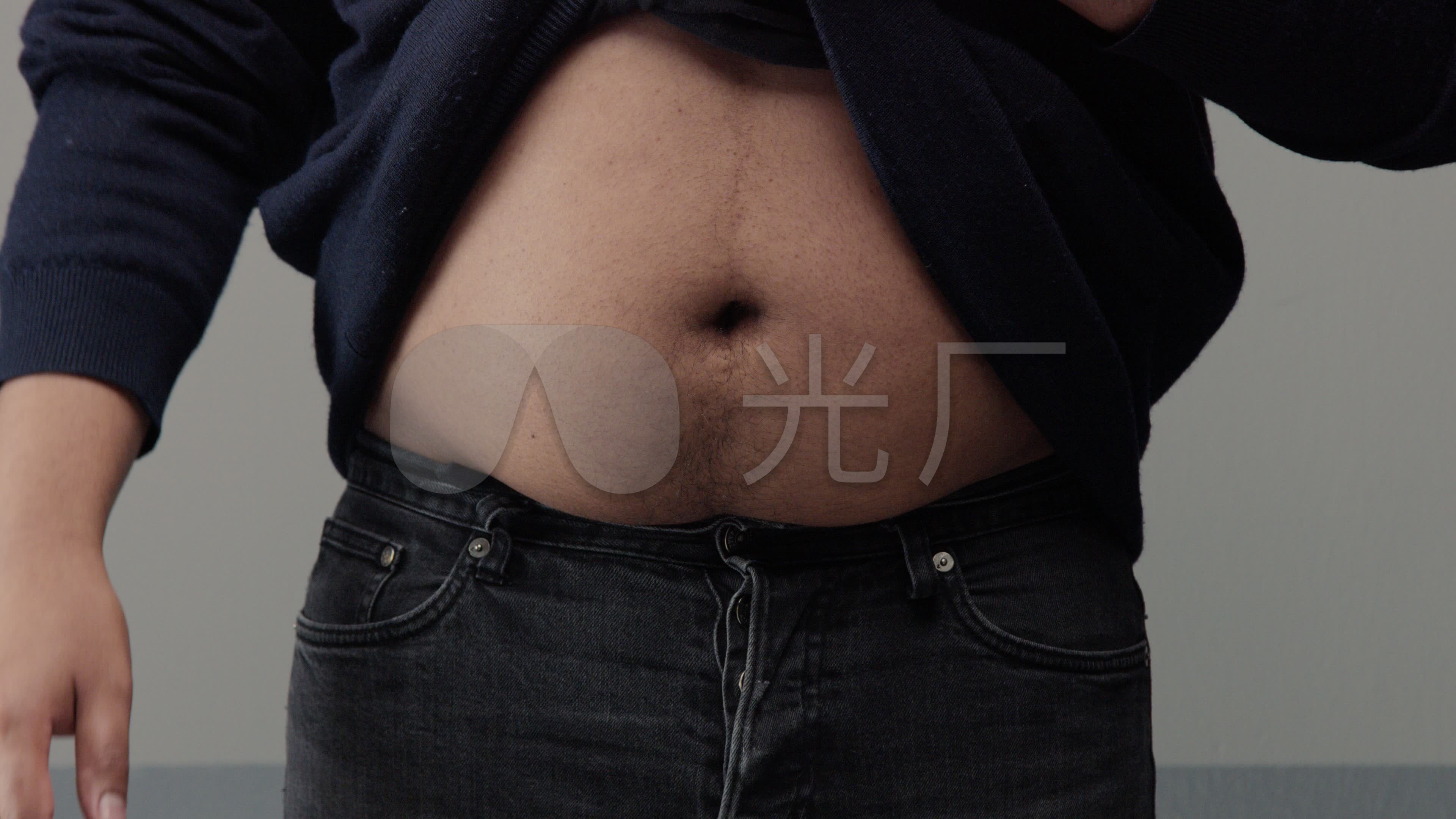 大肚子男子掀开衣服减肥肥胖_3840x2160_高清视频素材