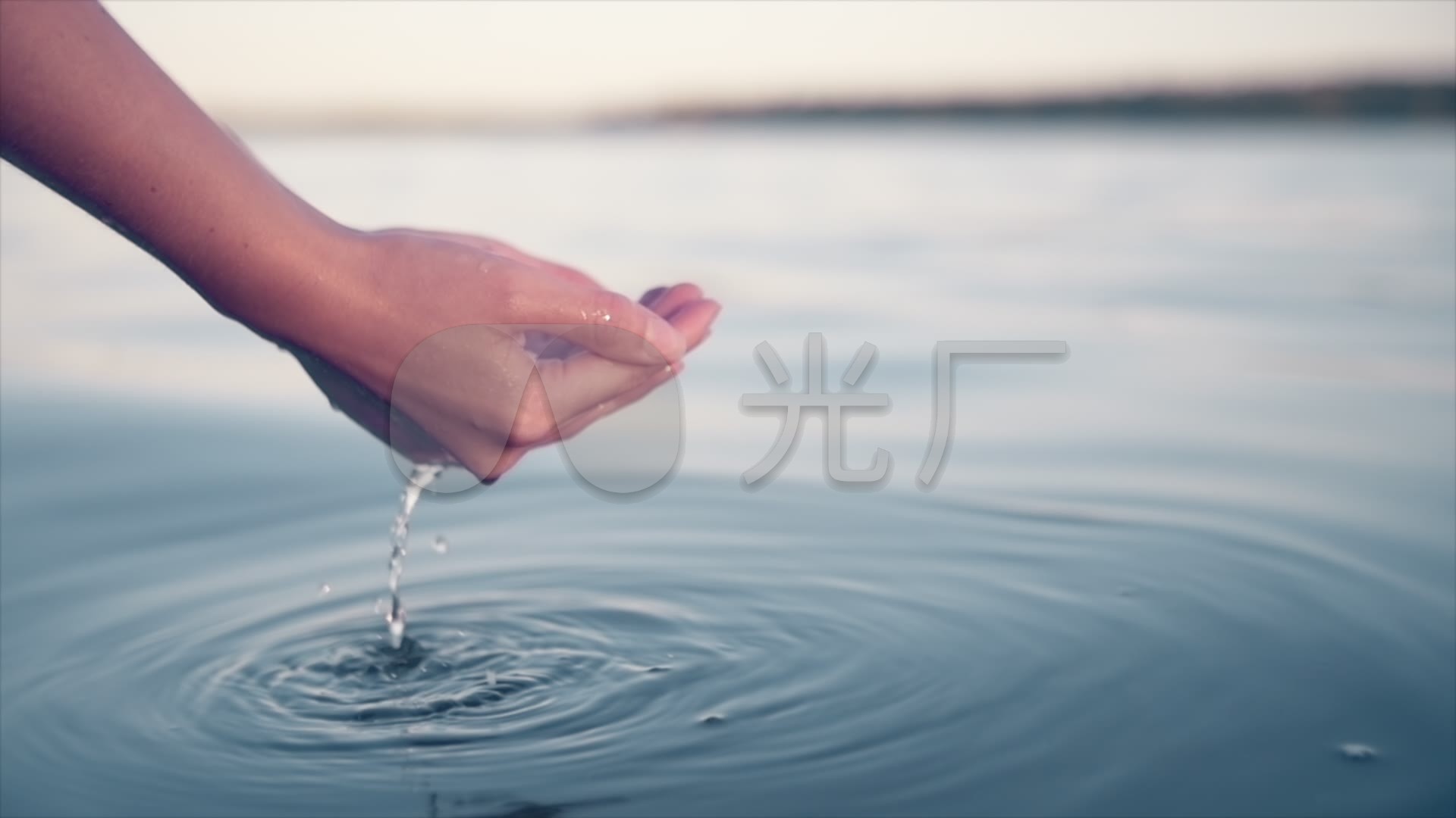 美女双手捧水,珍惜水资源