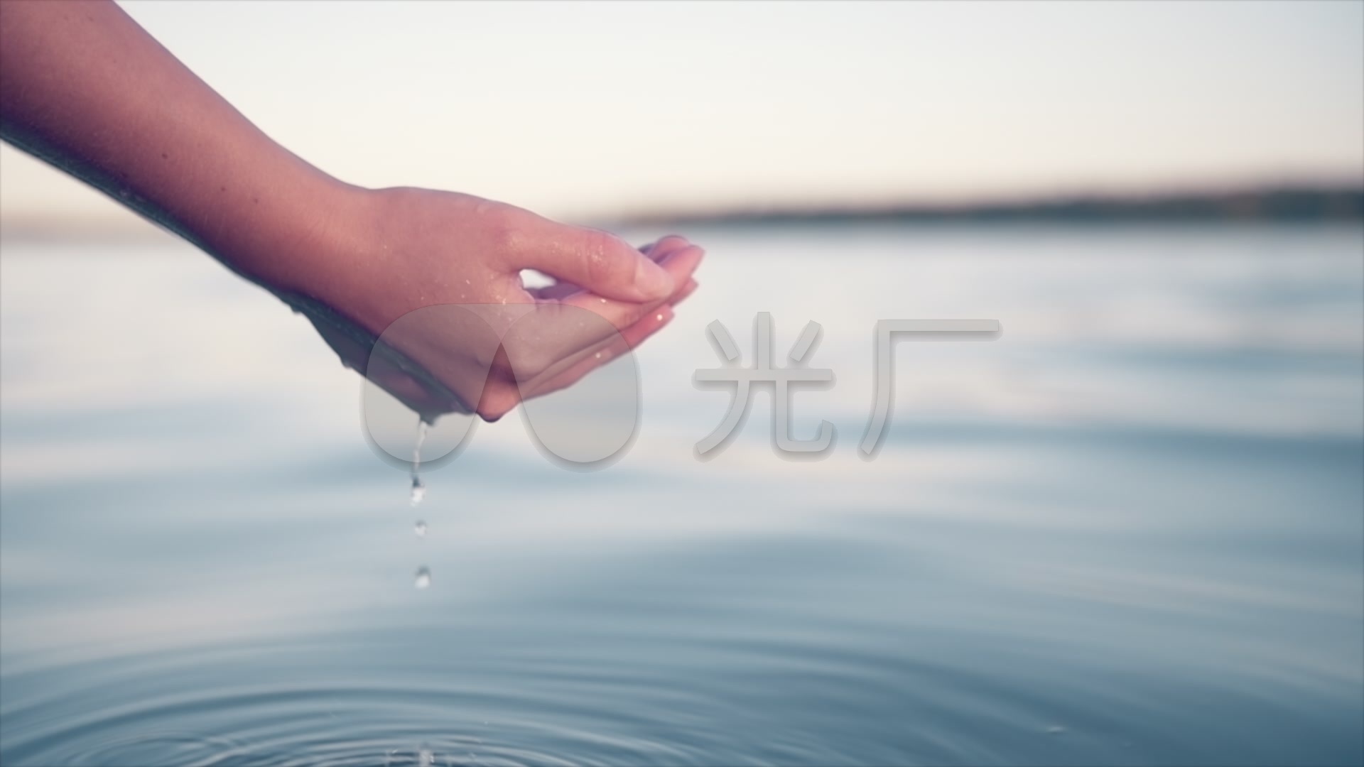 美女双手捧水,珍惜水资源_1920x1080_高清视频素材(:)