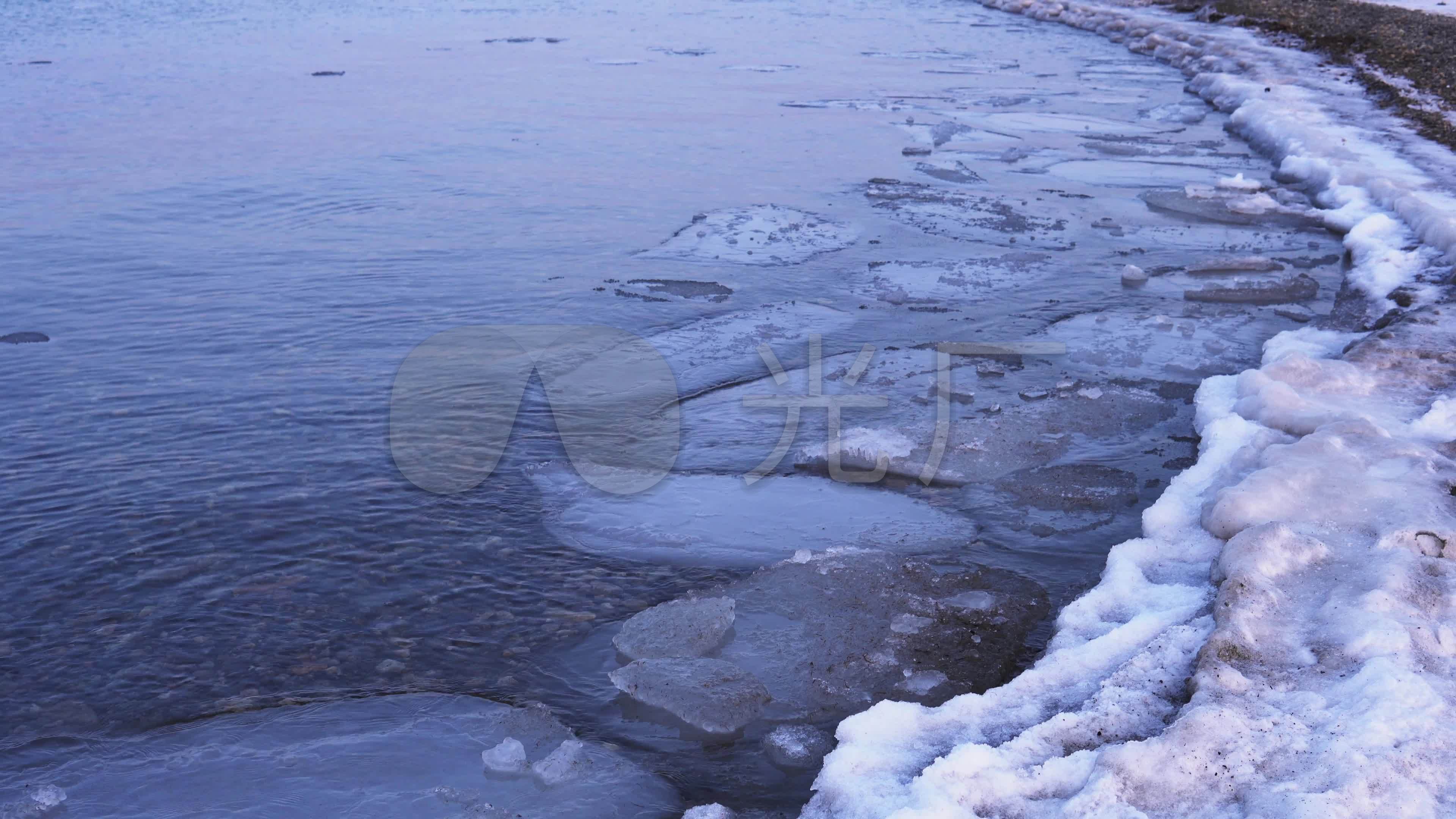 结冰的湖面