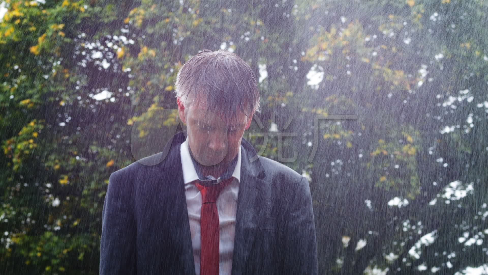 男人淋雨_1920x1080_高清视频素材下载(编号:3333077)