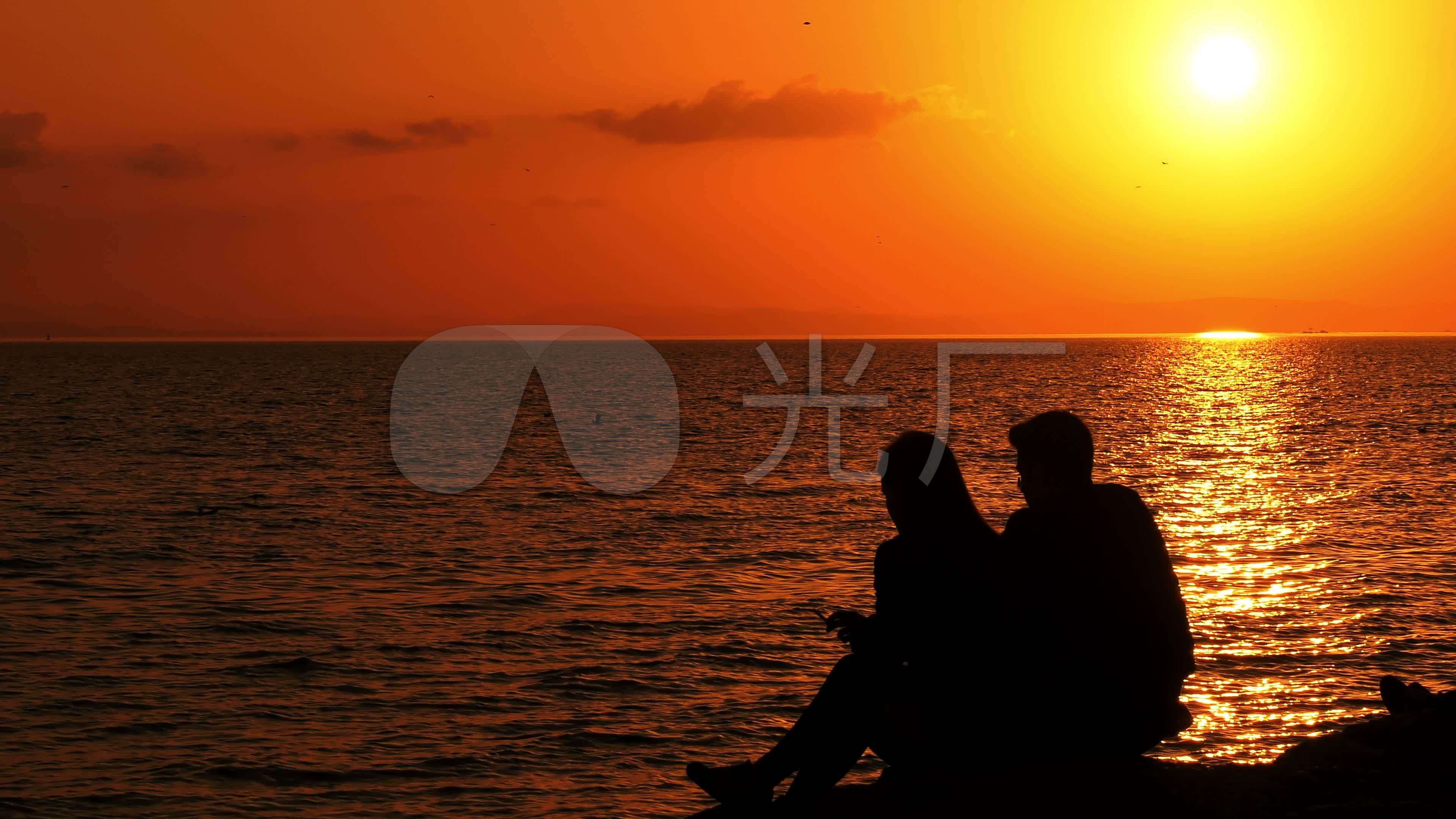 情侣海边唯美夕阳_3840x2160_高清视频素材下载(编号