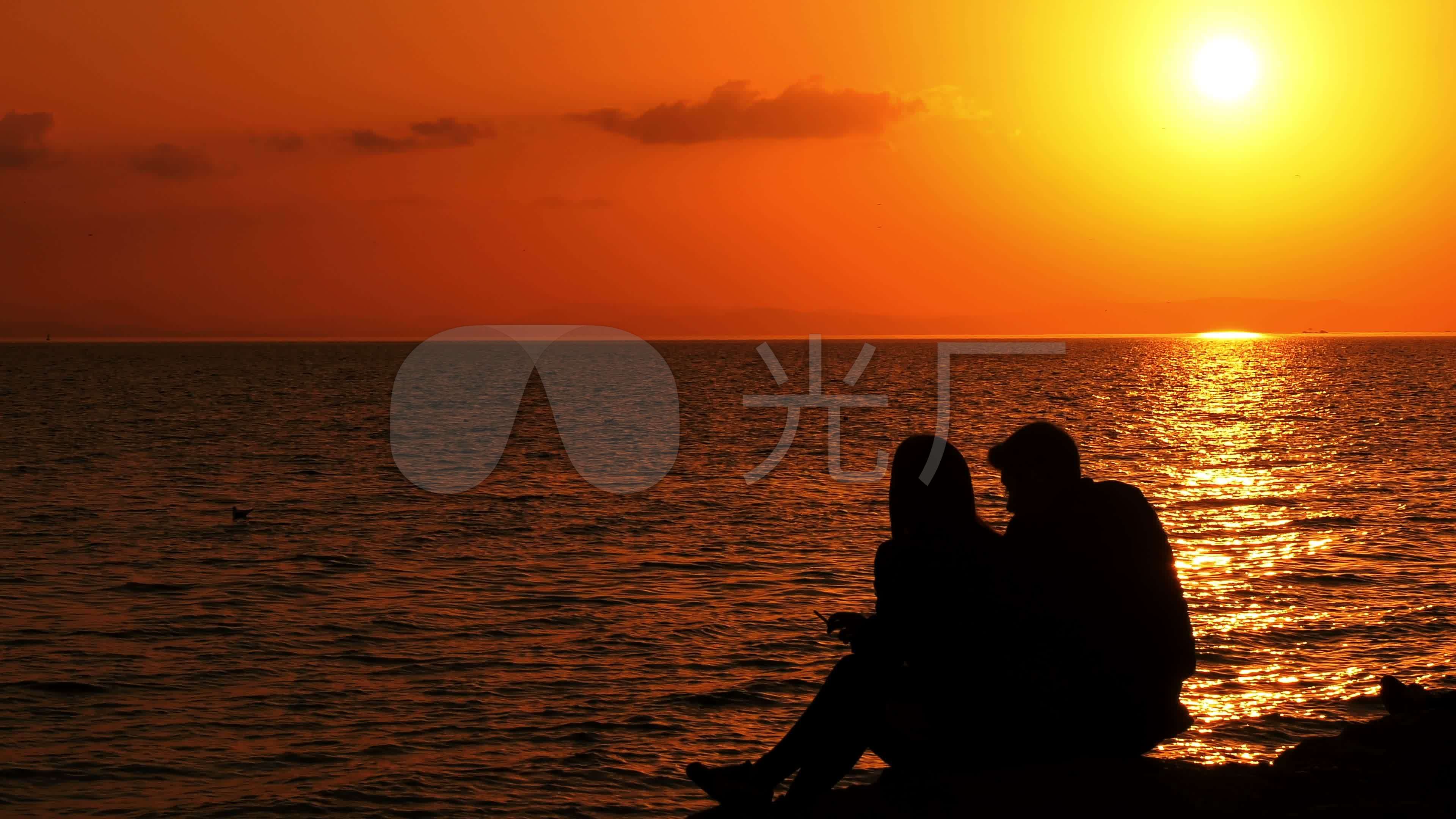 情侣海边唯美夕阳_3840x2160_高清视频素材下载(编号