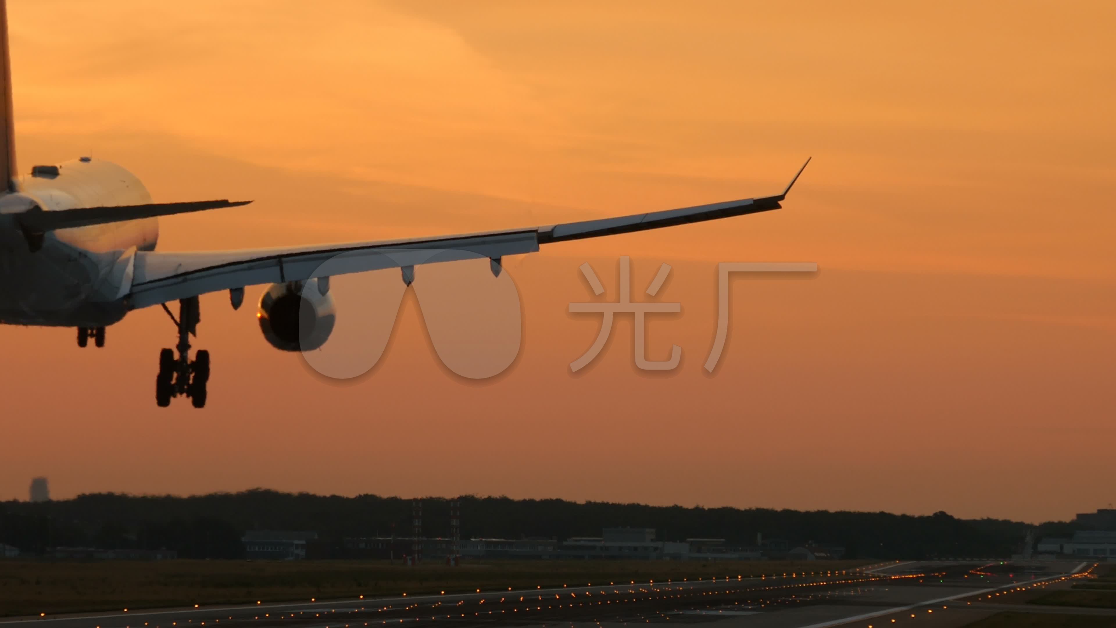 飞机在夕阳中降落_3840x2160_高清视频素材下载(编号:3361291)_实拍