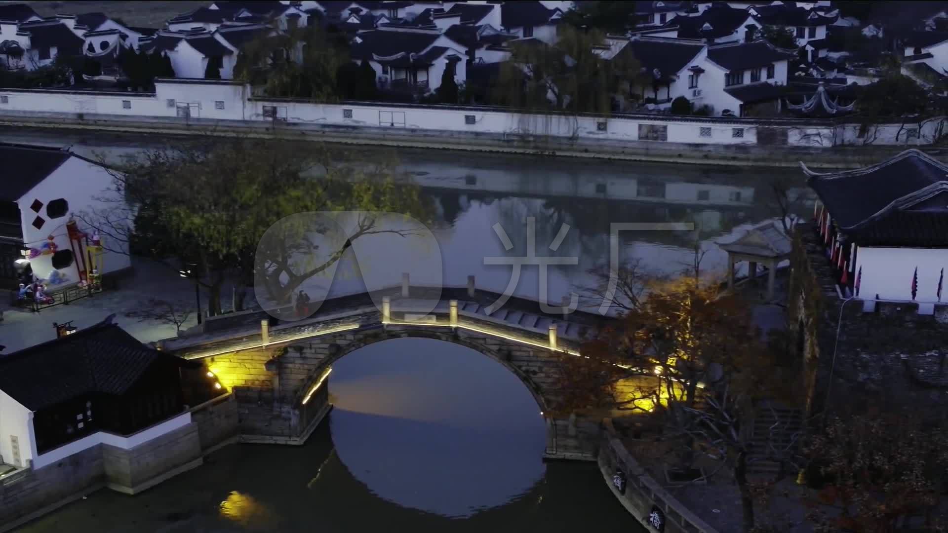 苏州枫桥夜景寒山寺塔灯光游客人流攒动