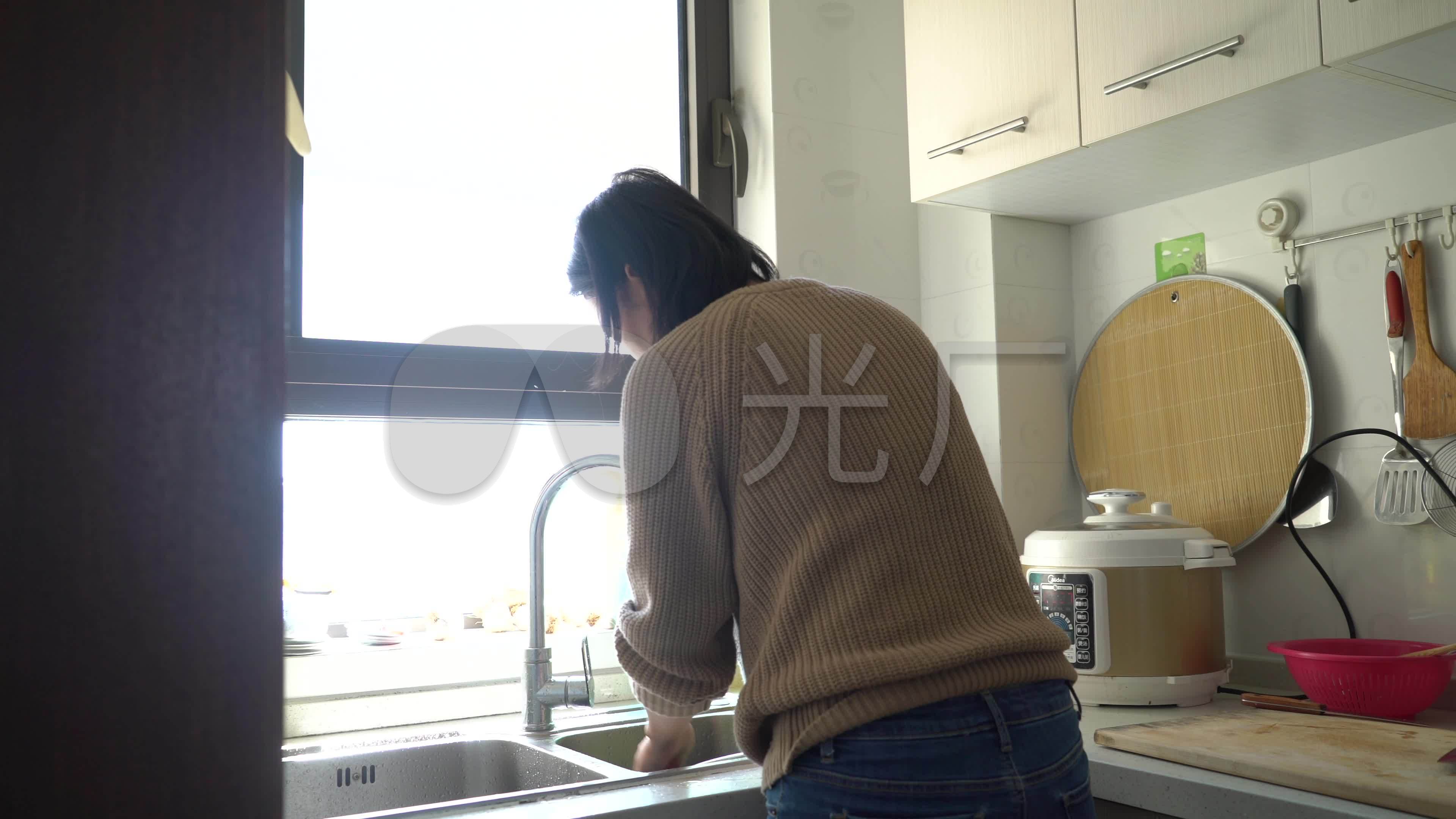 4k厨房家务家庭主妇洗菜做饭炒菜居家生活_视频素材包