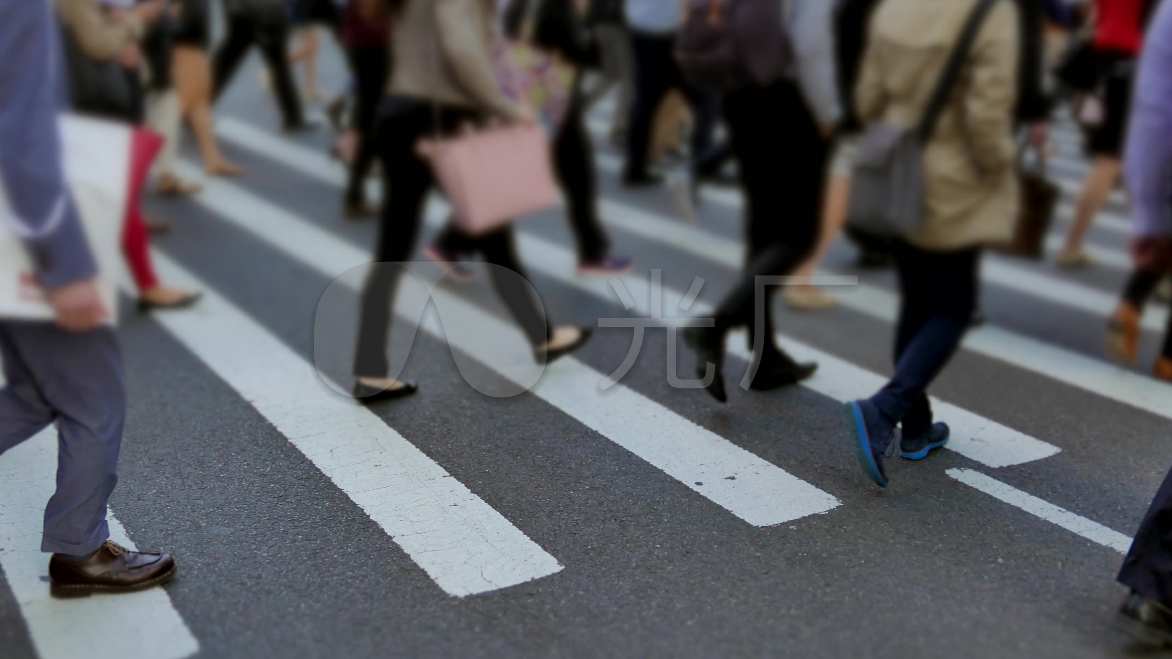 行人过马路人来人往