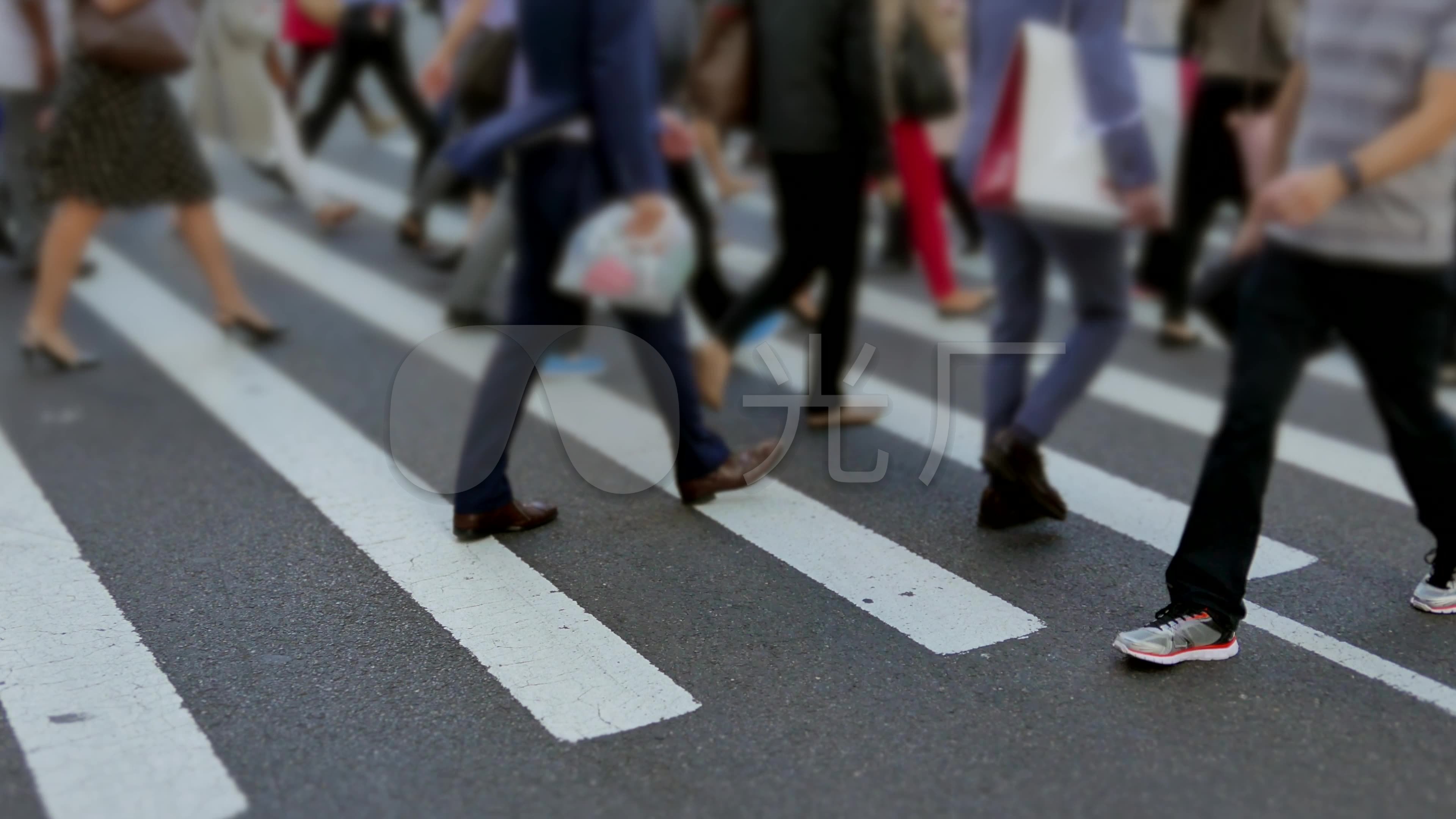 行人过马路人来人往
