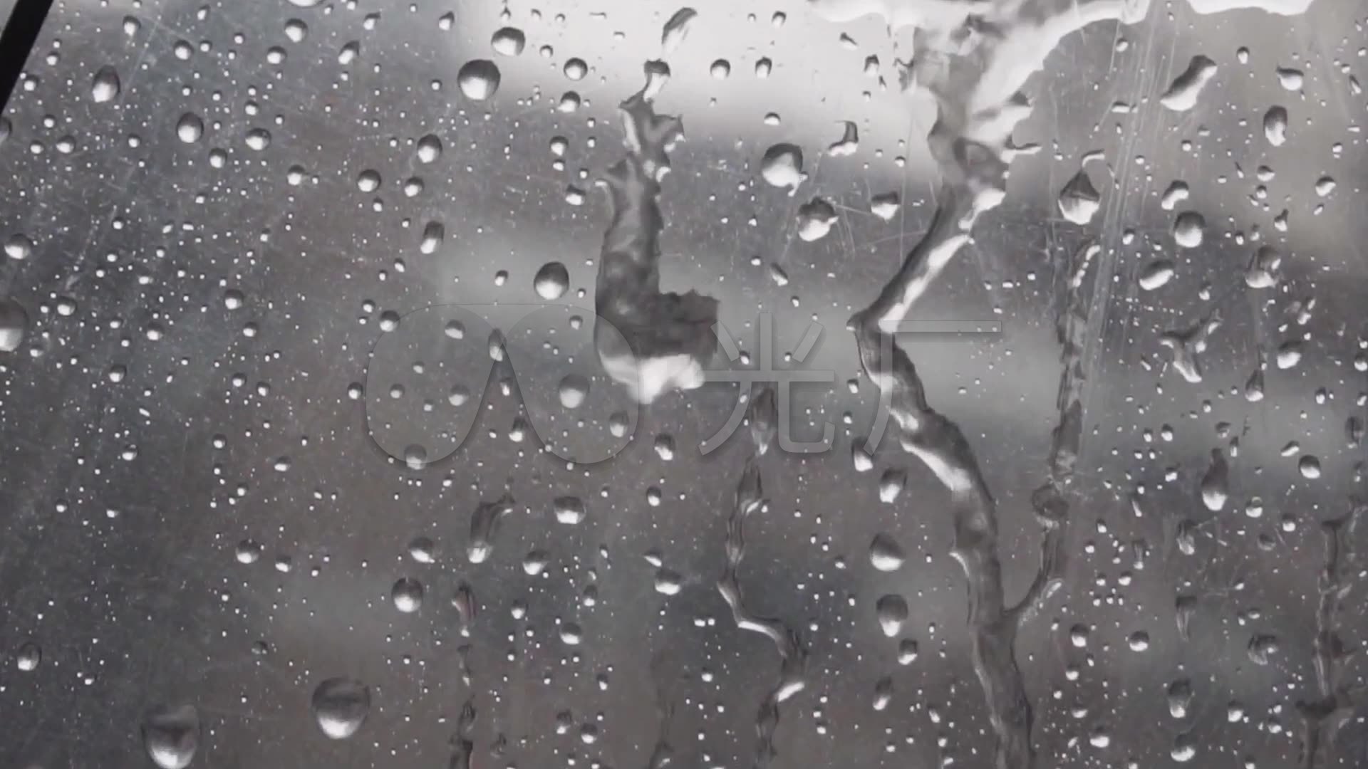 下雨雨水滴落透明雨伞