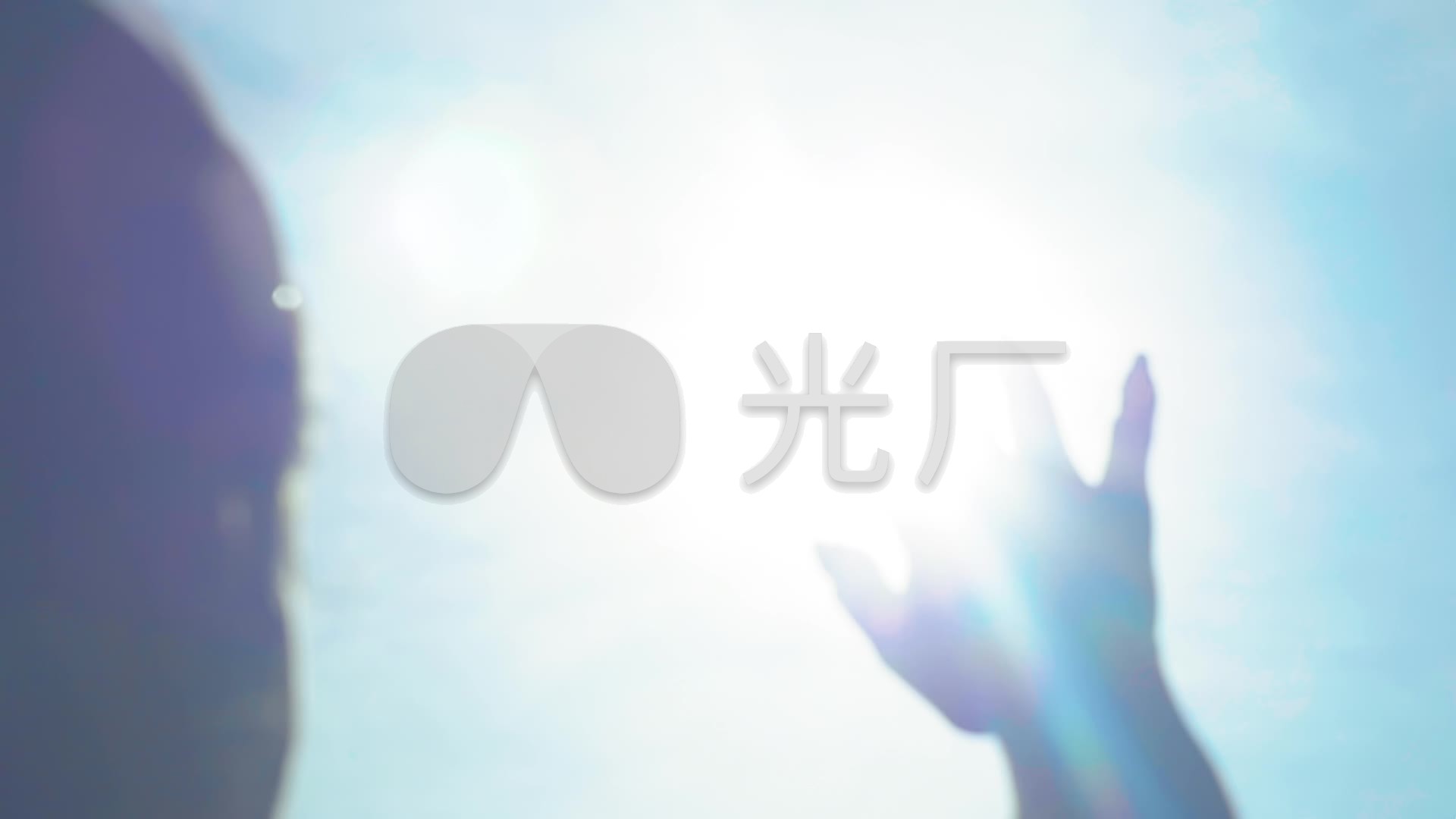 女孩用手挡着阳光